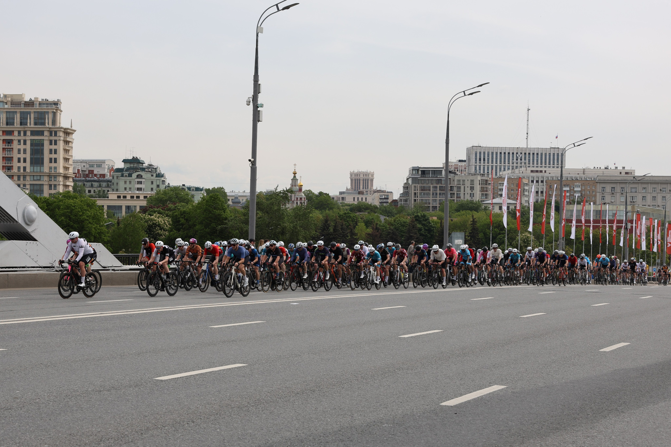 Колонна велогонциков на Садовом кольце 2025