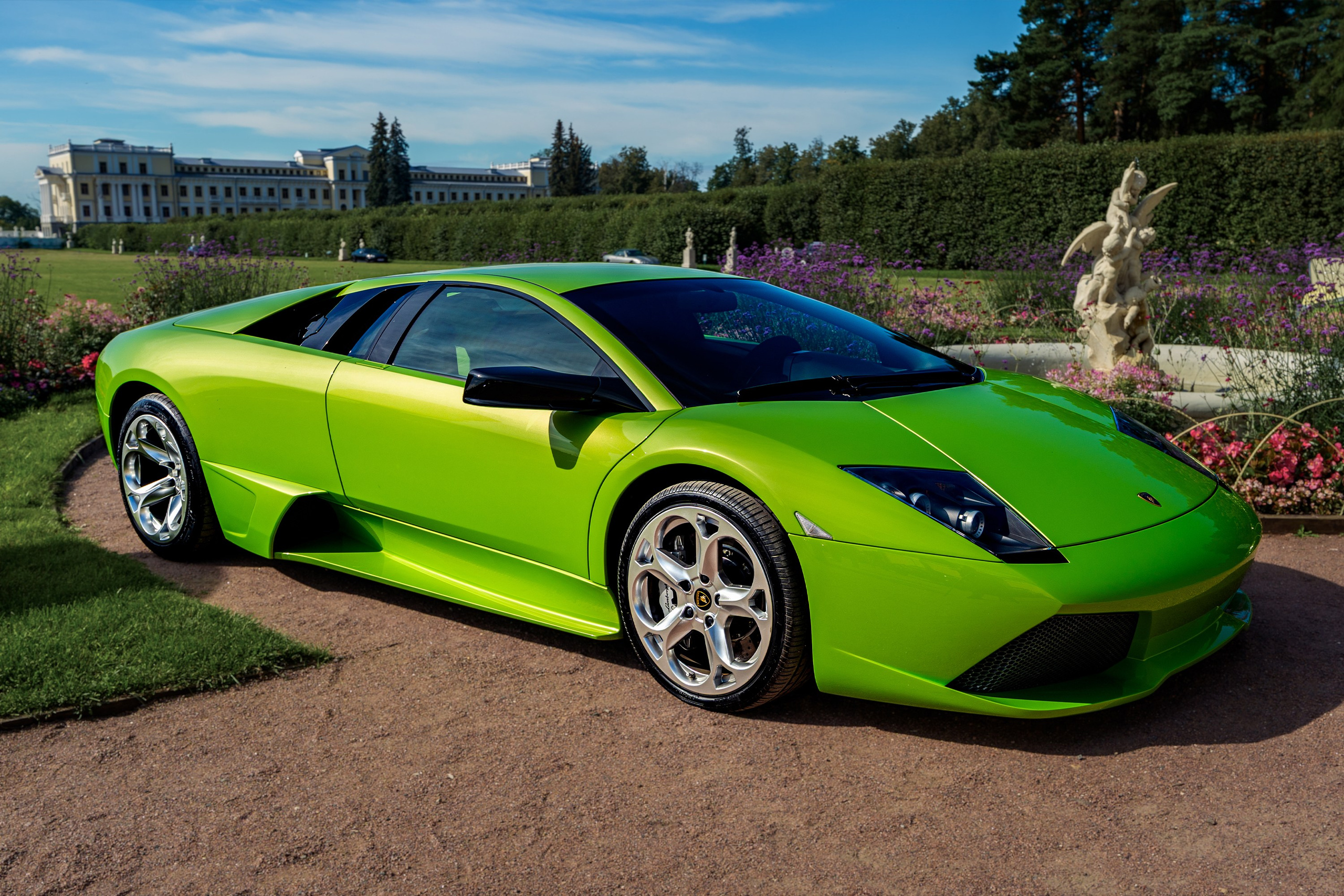 Зелёный Lamborghini Murciélago LP640 в парковой локации, фотосъёмка спорткара для презентации и каталога