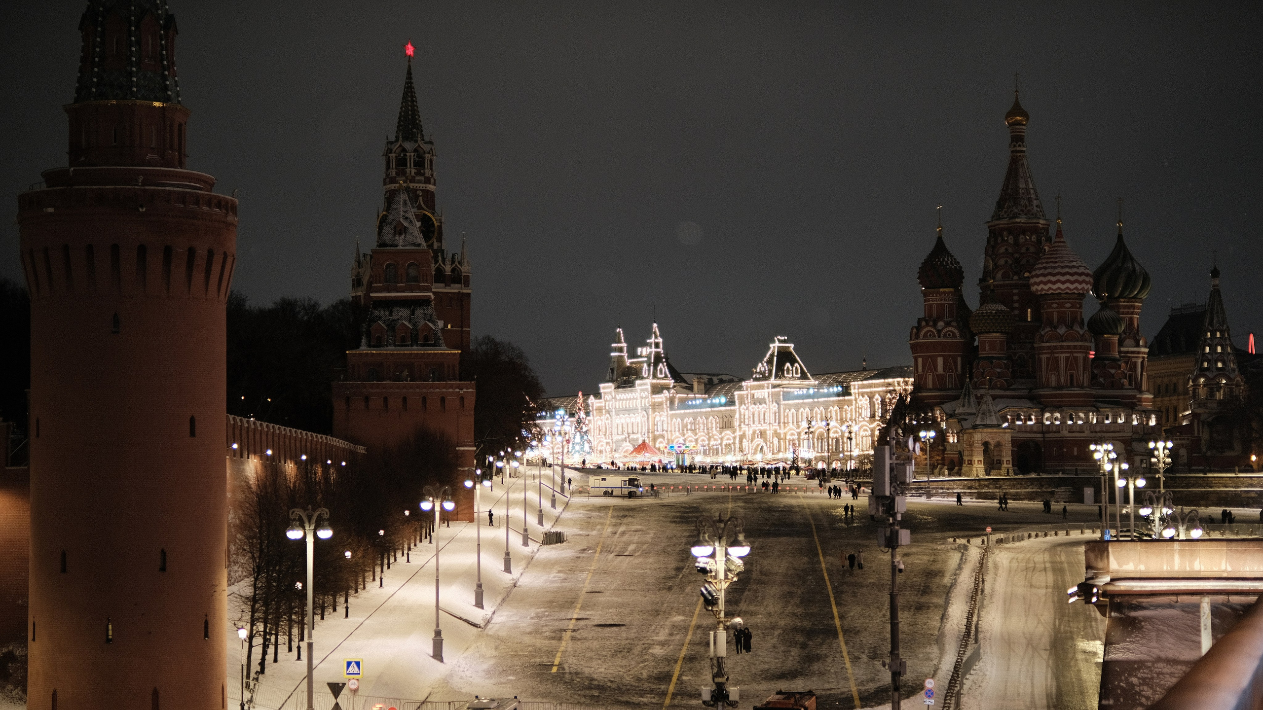Новогодняя Москва 2025, вид на Кремль и Красную площадь с Большого Москворецкого моста, вечерняя подсветка и праздничная атмосфера города