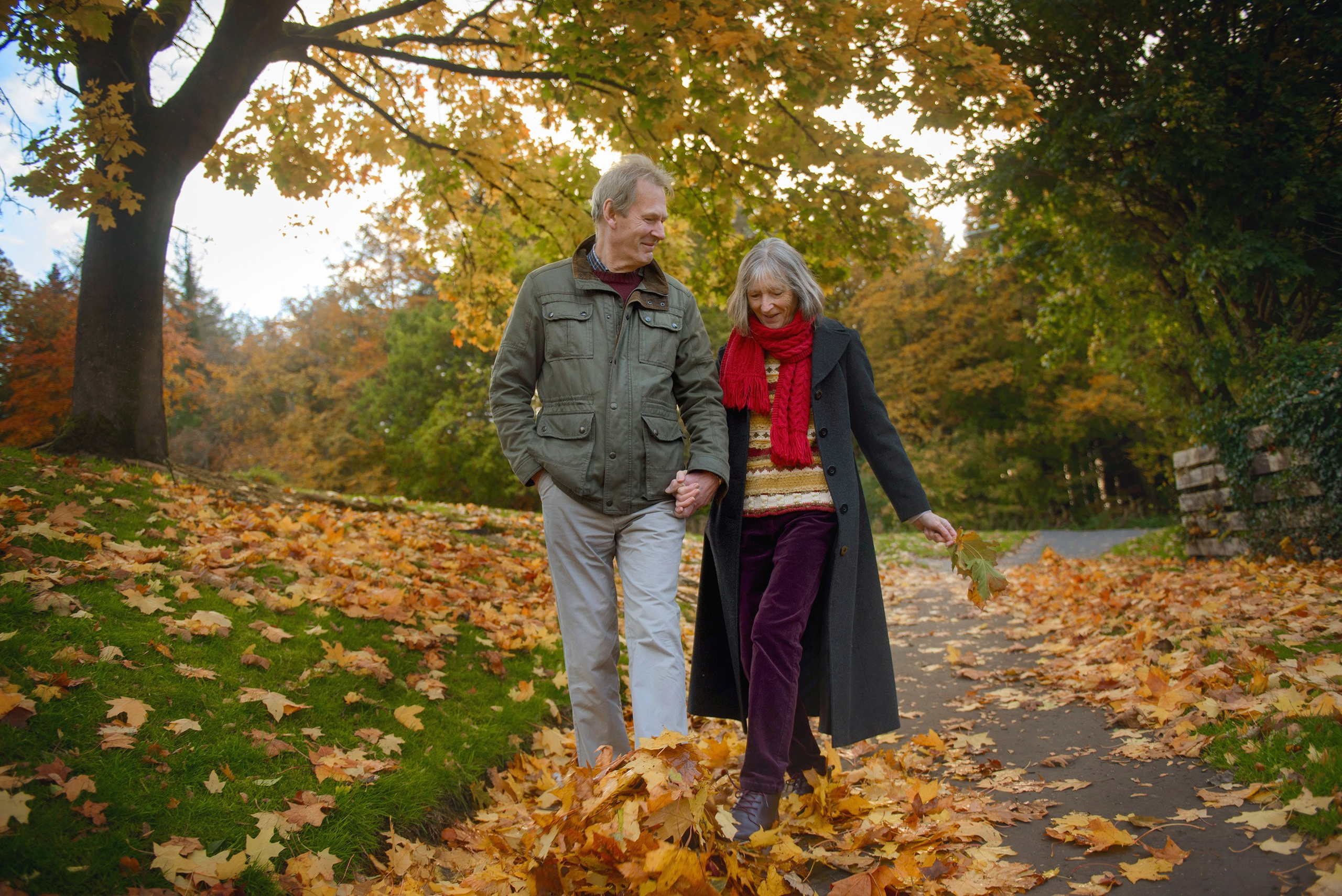 Photo session for a couple in a local autumn Scotland park. Elena Carruthers family photographer in Scotland (Edinburgh, Glasgow)