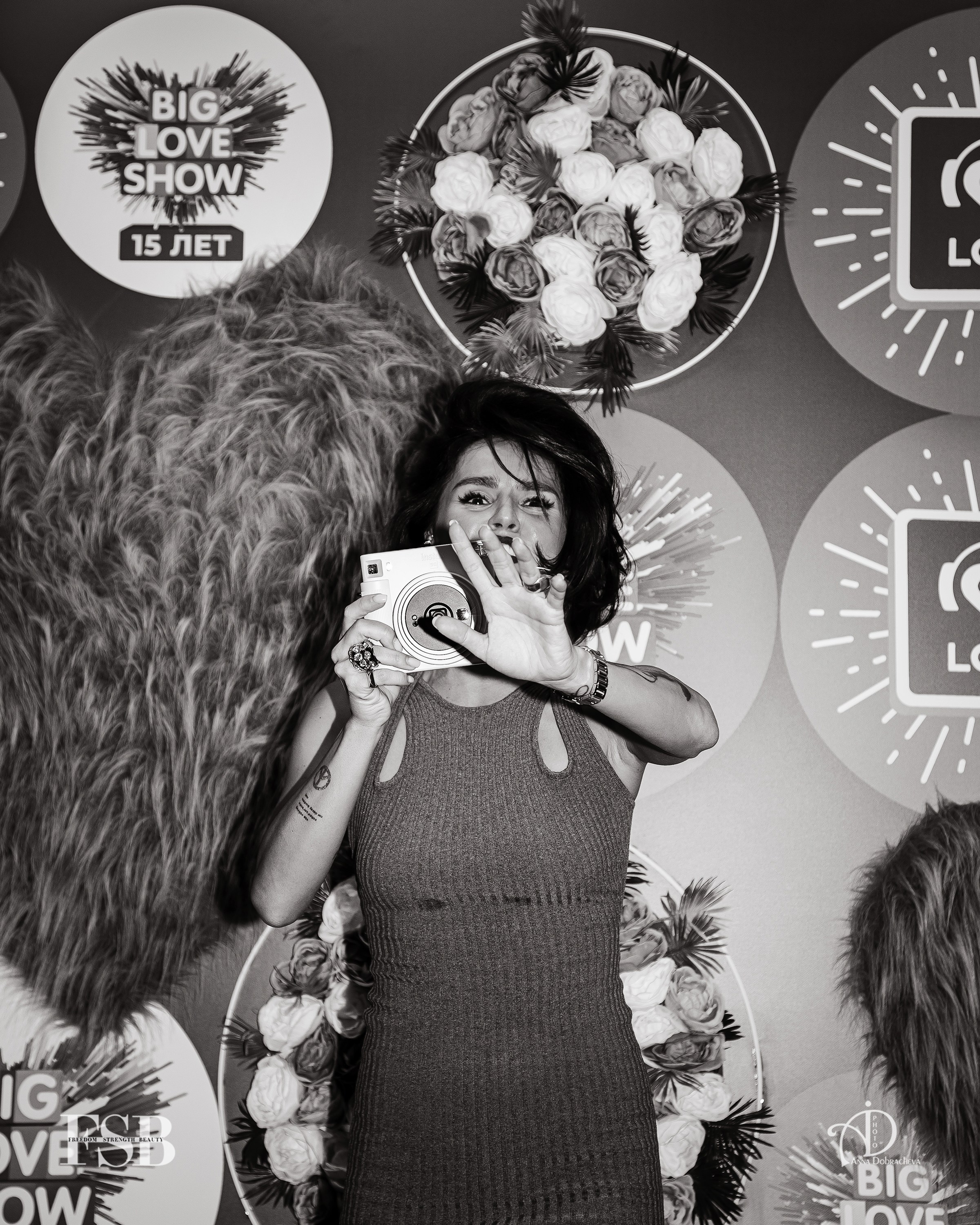 Zivert с полароидом на ковровой дорожке BIG LOVE SHOW 2024 попросила фотографов опустить свои камеры, чтобы сделать их снимок