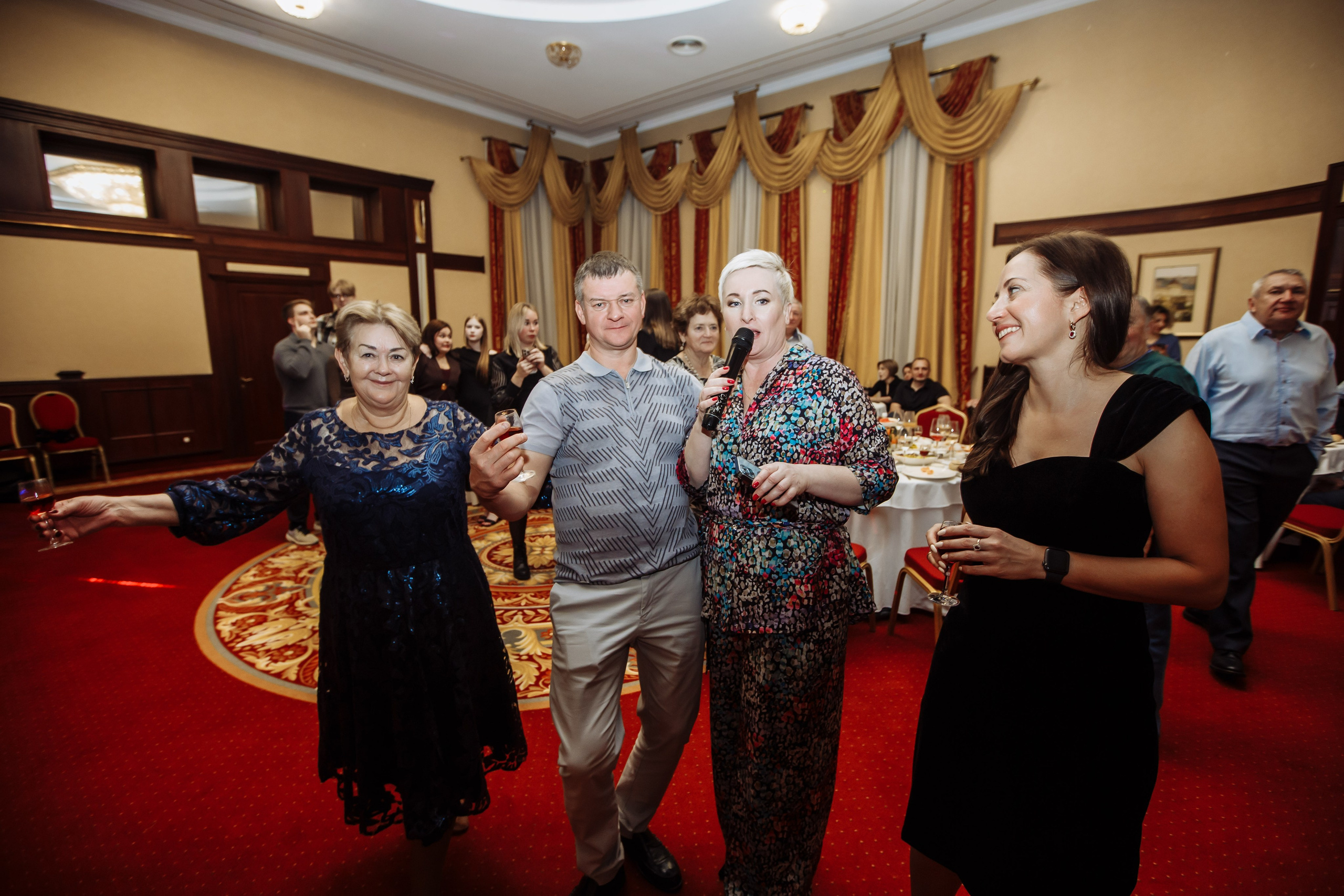 Юбилей у мамы, поздравление в микрофон, фото и видео по лучшим ценам Москвы, забронировать и узнать стоимость по сссылке этой фотографии