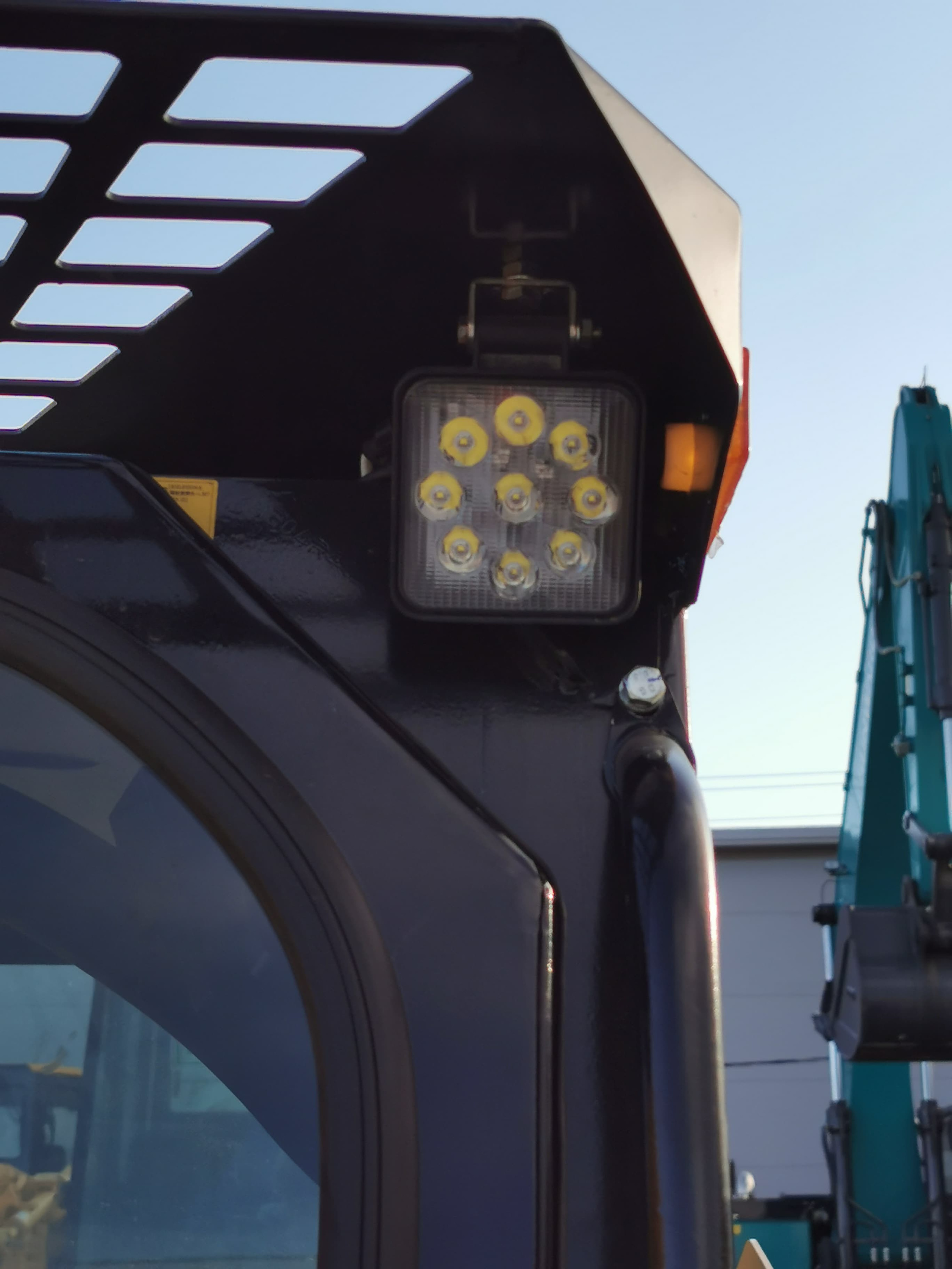 Фото миник Beezone BS900SL. Продажа и обслуживание грузовой техники и спецтехники в г. Новосибирск компания СТИ