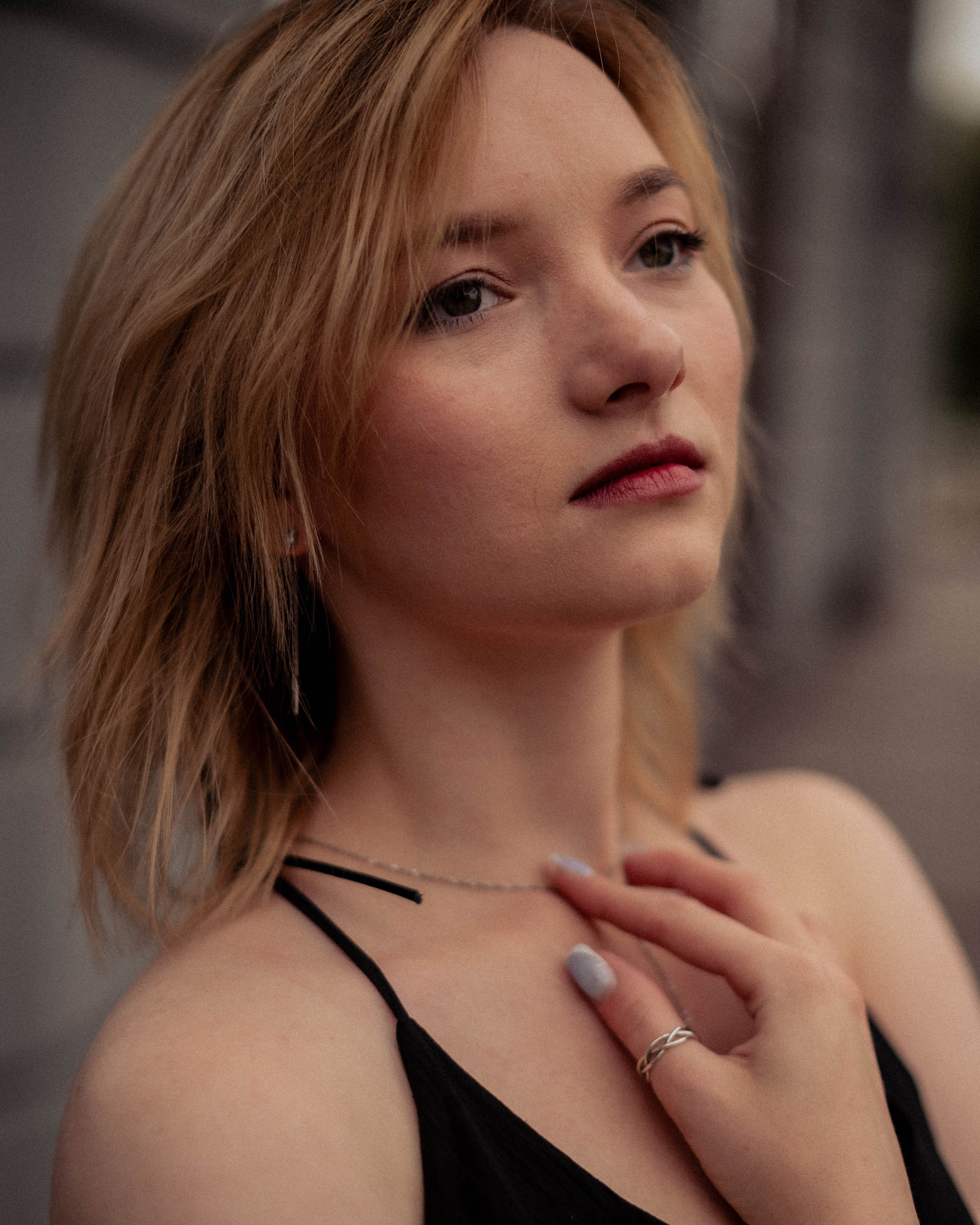 Аня. Женский фотограф. Создатель украшений ручной работы. Модель