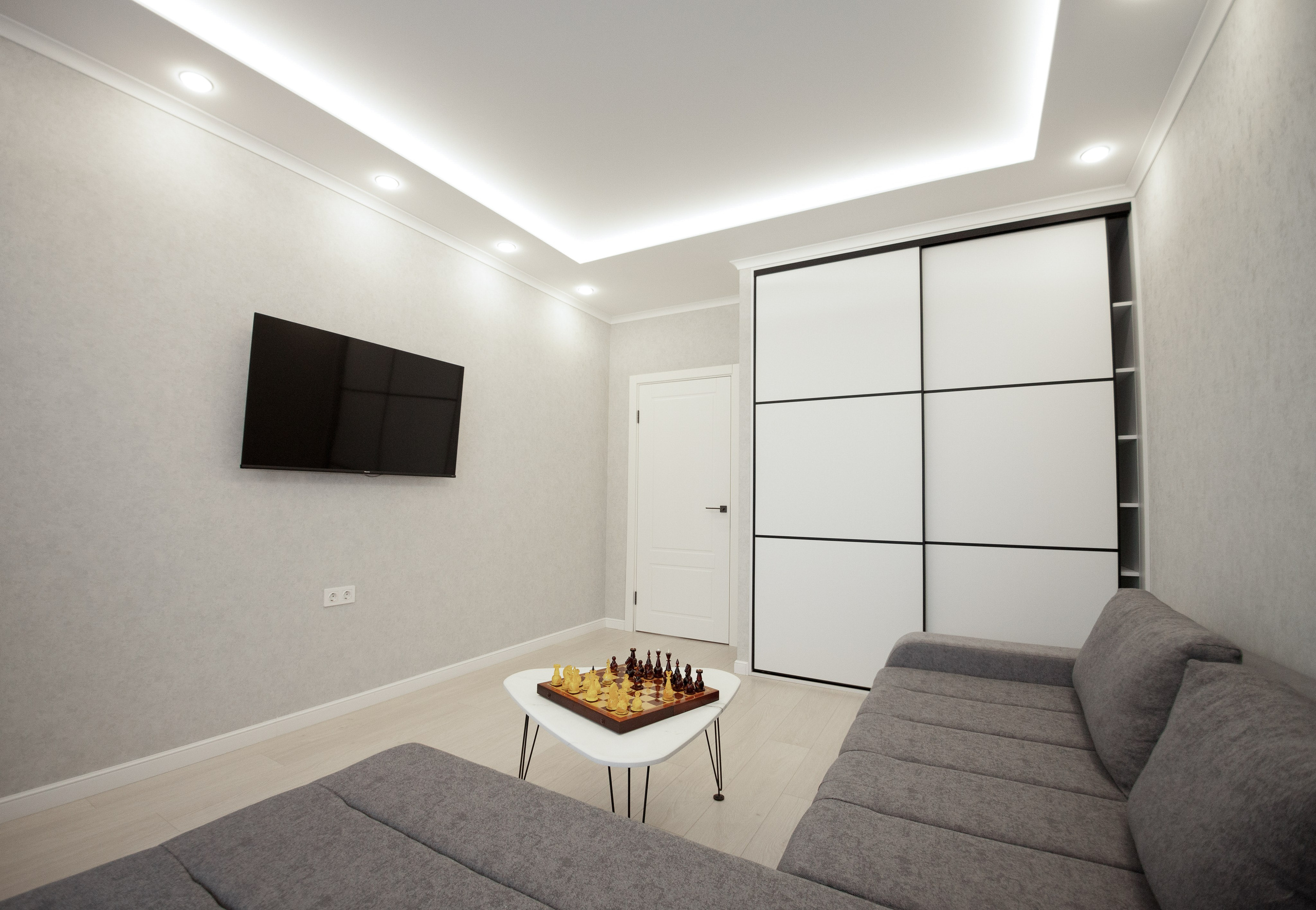 комната с большим диваном, телевизором, шкафом