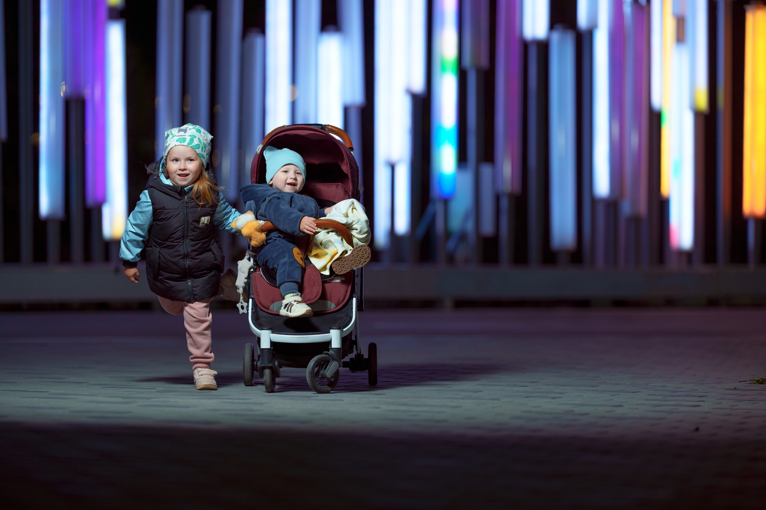 Портретная фотосессияСемейная фотосессияДетская фотосессияЛюбовная/Love-story фотосессияСвадебная фотосессияФотосессия для помолвкиПрофессиональный/деловой портретРекламная/коммерческая фотосессияФотосессия продукции (товары)Фотосессия моды (fashion)Бьюти-съемка (красота, макро-детали лица)Фотосессия lifestyle (повседневная жизнь, атмосфера)Фотосессия в полёте/авиационная (иногда отдельно как аэросъемка)Пейзажная/ландшафтная фотосессияАрхитектурная фотосессияАнфас/студийная фотосессияНю-фотосессия (с оговорками об этике и согласии)Фотосессия для артистов/музыкантовФотосессия для блогеров и инфлюенсеровФотосессия в стиле ретро/винтажЭко- и концептуальная съемка (арт-иллюстративная)Фотосессия для мероприятий (часто как репортажная)Aerial/дрон-съемка (в сочетании с портретной или пейзажной частью)Инфографическая/презентационная фотосессия (для презентаций и каталогов)