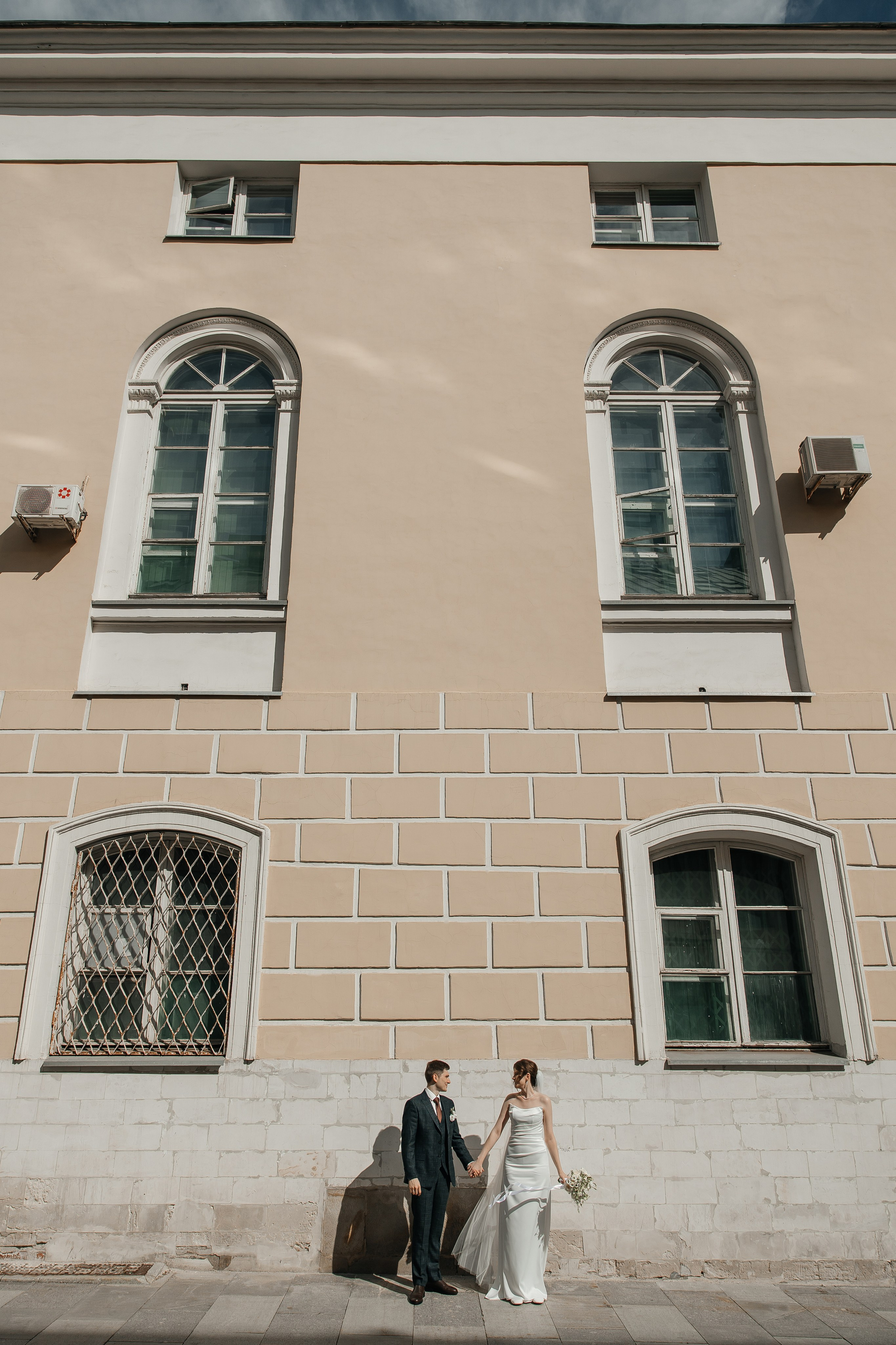 Свадебная фотосессия на улицах в центре Москвы