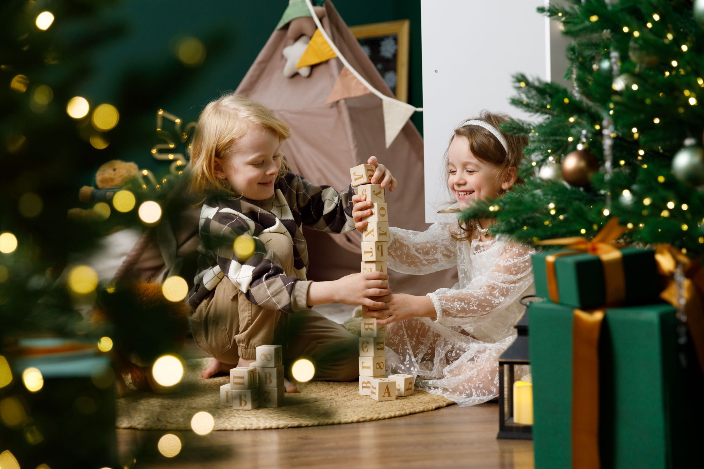 Из чего же сделано новогоднее настроение? Из совместных игр под елкой, болтовней с лучшей подружкой, созерцанием горящей свечи. Фотограф Анна Телекаева, выпускные альбомы, семейные и репортажные съемки в Омске