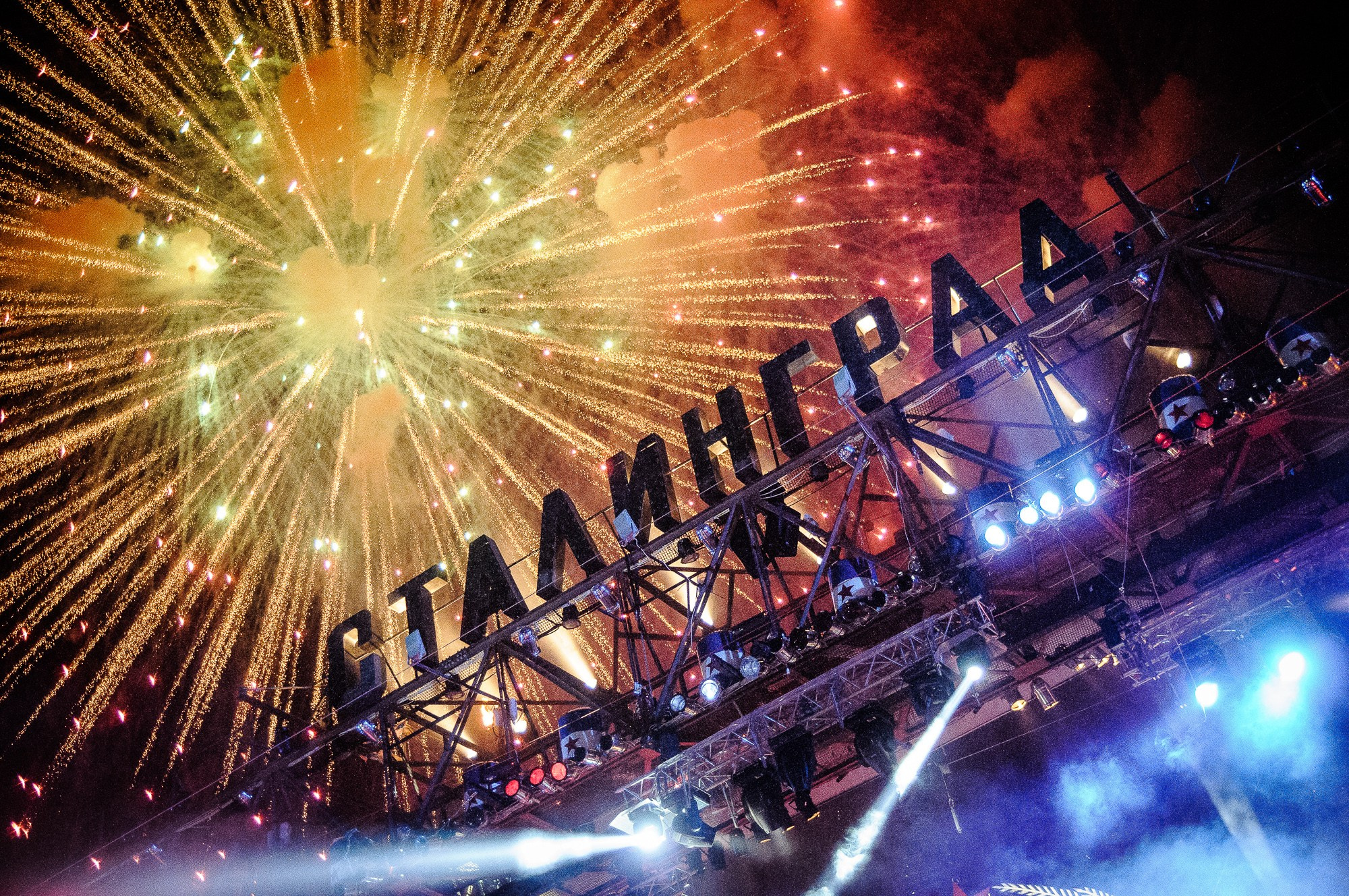 Салют на площадке байк-шоу в Волгограде