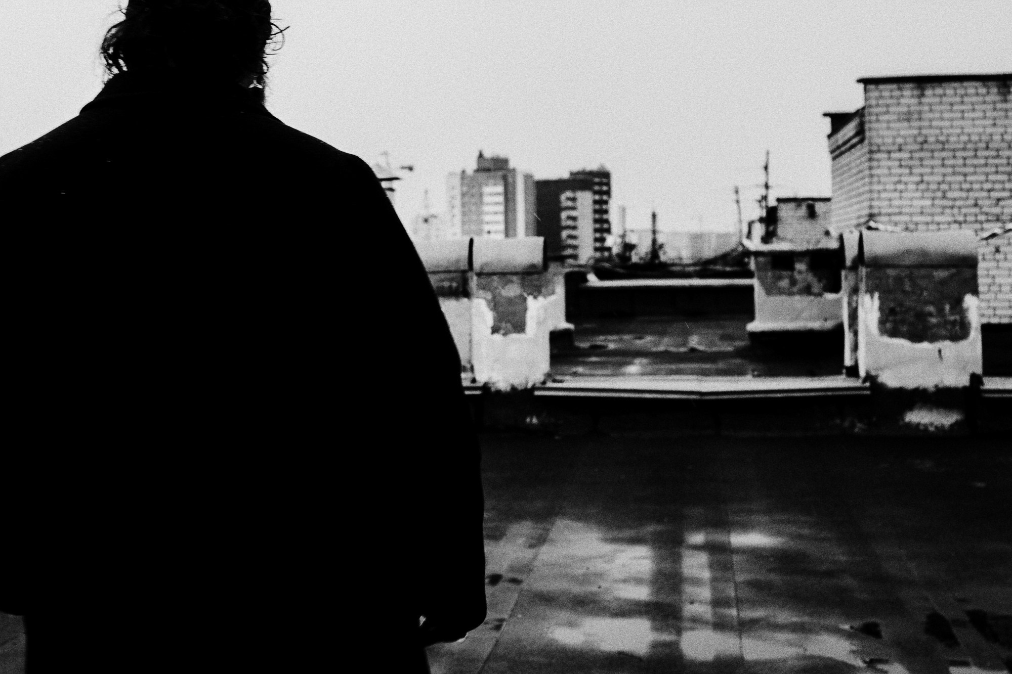 Мужской портрет на крыше в Тюмени Дарья Мустафина. Портретный фотограф Тюмень Дарья Мустафина