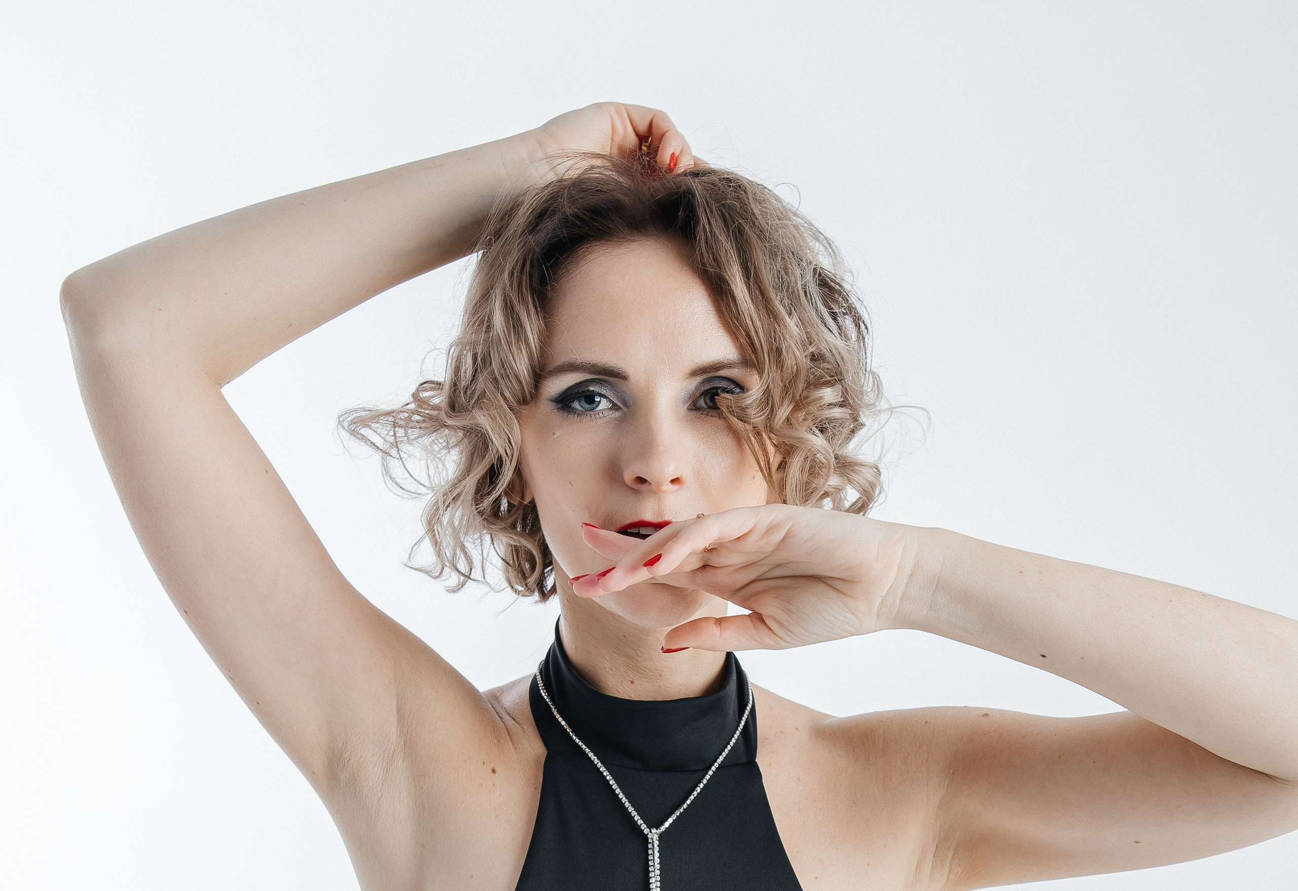 Эротическая фотосессия на белом фоне