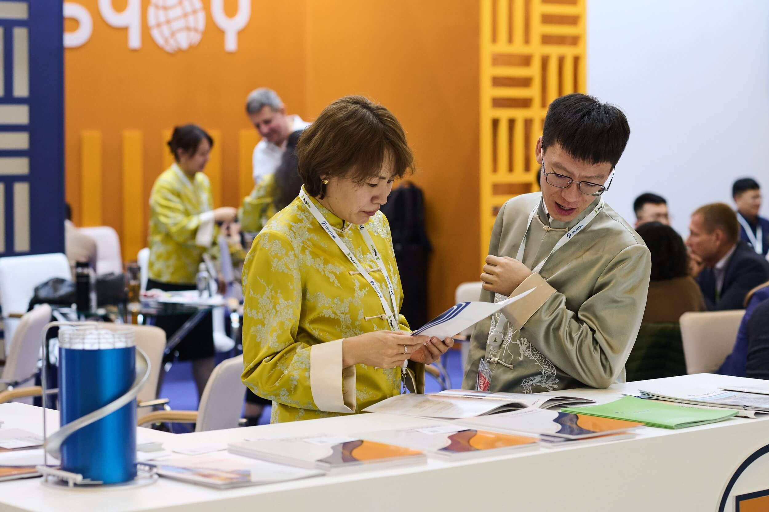 32. Стенд китайской компании, женщина и мужчина рассматривают продукцию. 3