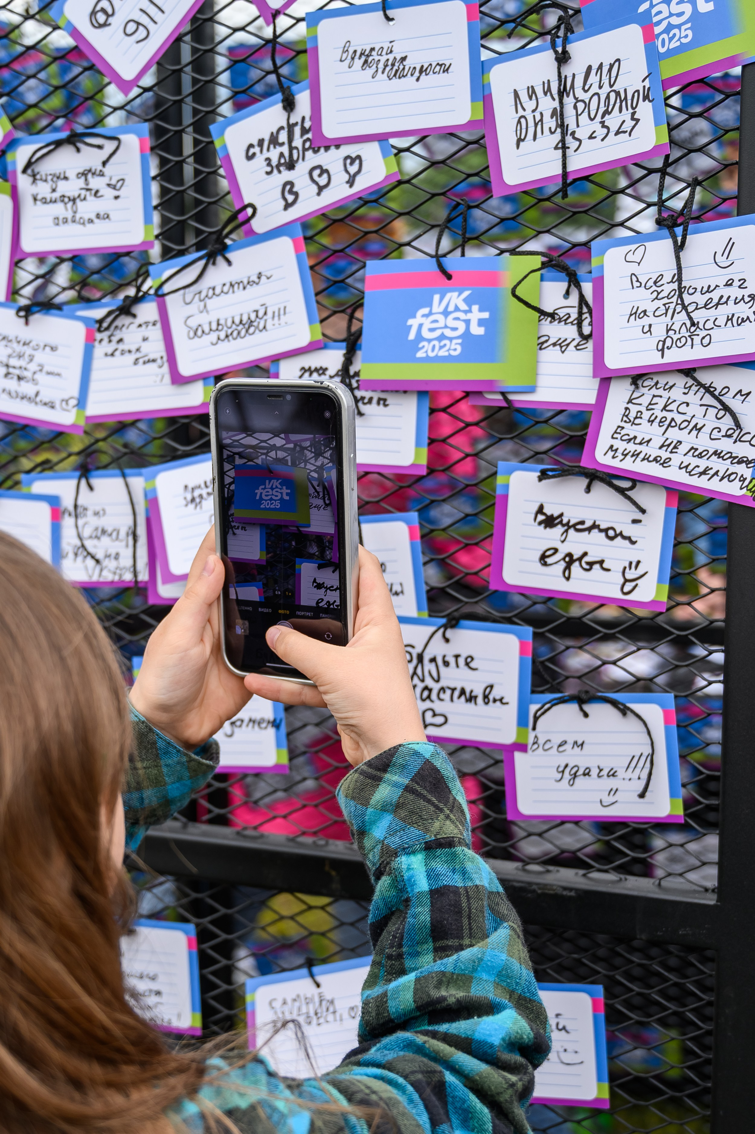 Момент квеста от ВКонтакте на VK Fest Казань — фото толпы у синего стенда с заданиями