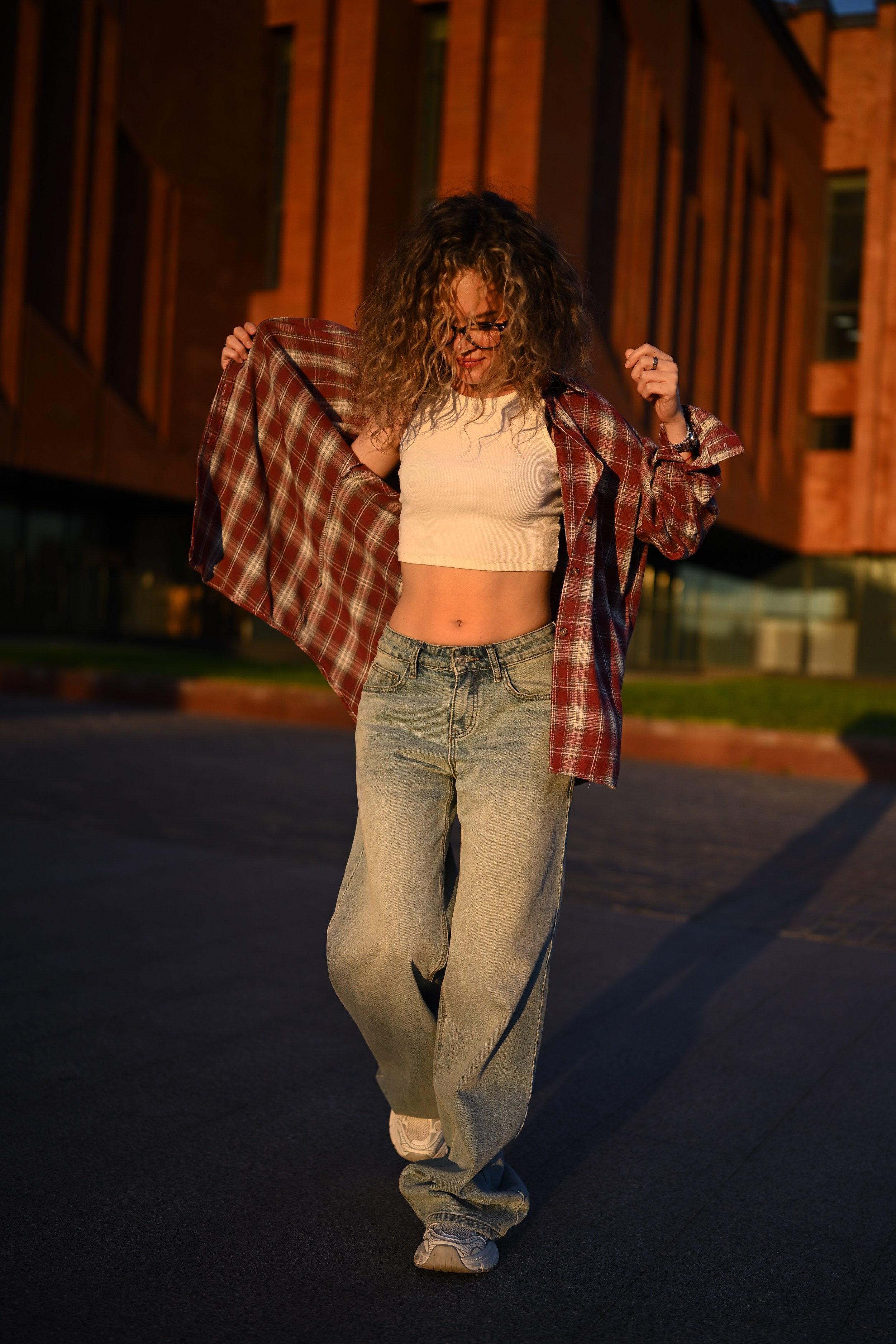 Девушка позирует во время фотосессии в Казани в уличном стиле с акцентом на городскую динамику