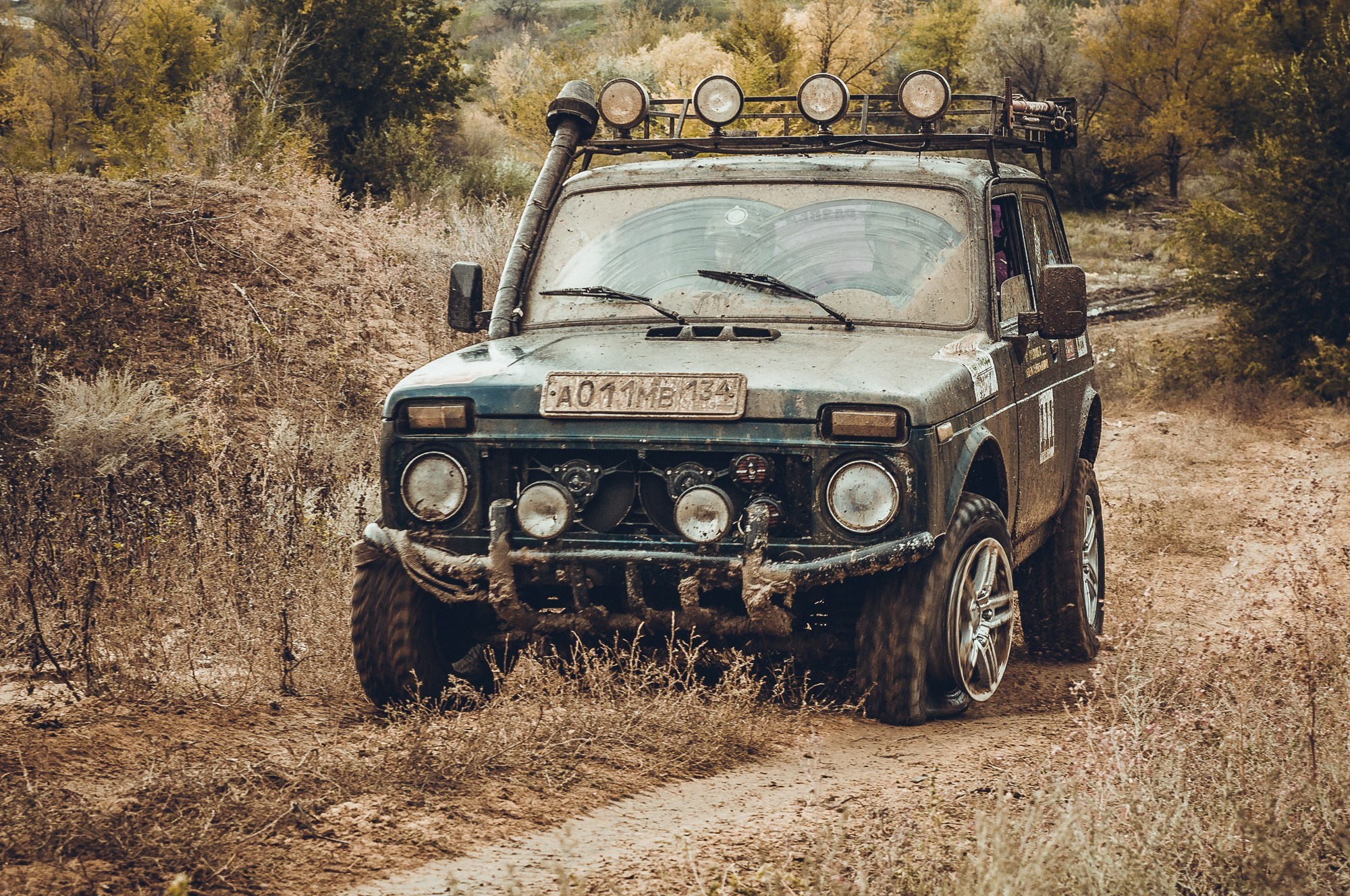 Автомобиль Нива во время соревнований