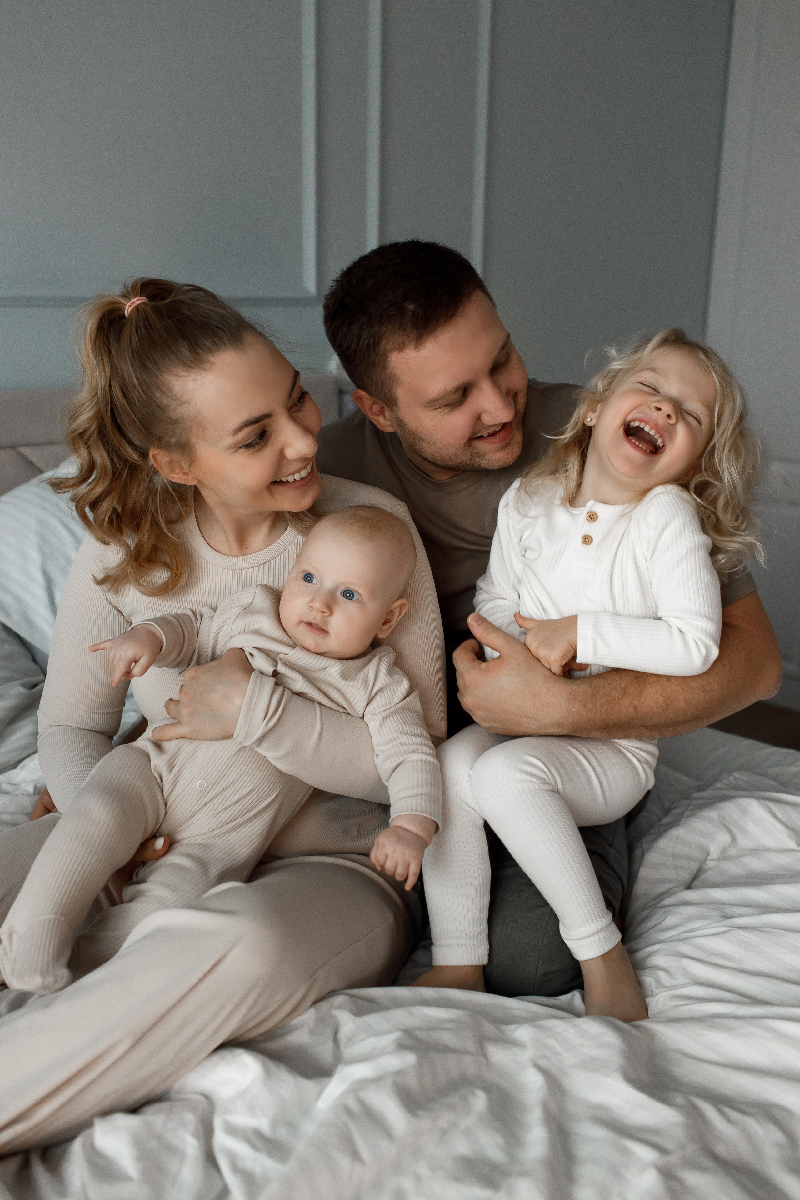 Ева, Маша и родители