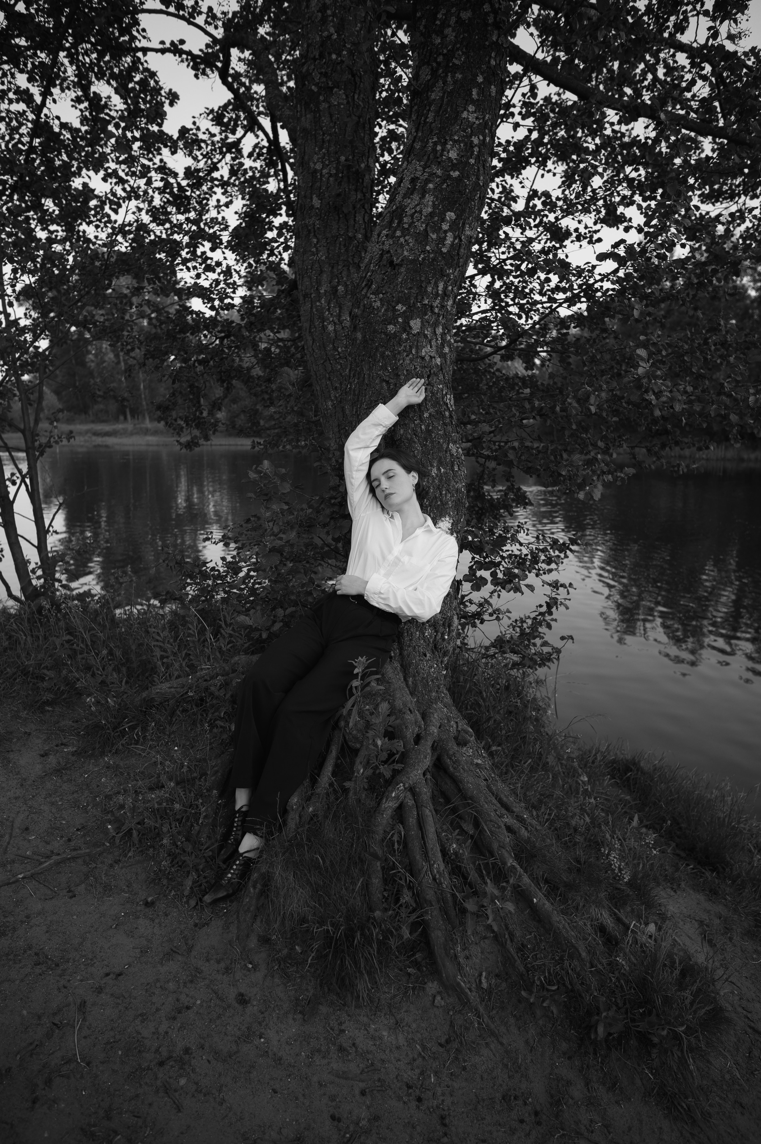 ЧБ фотосессия на природе с девушкой