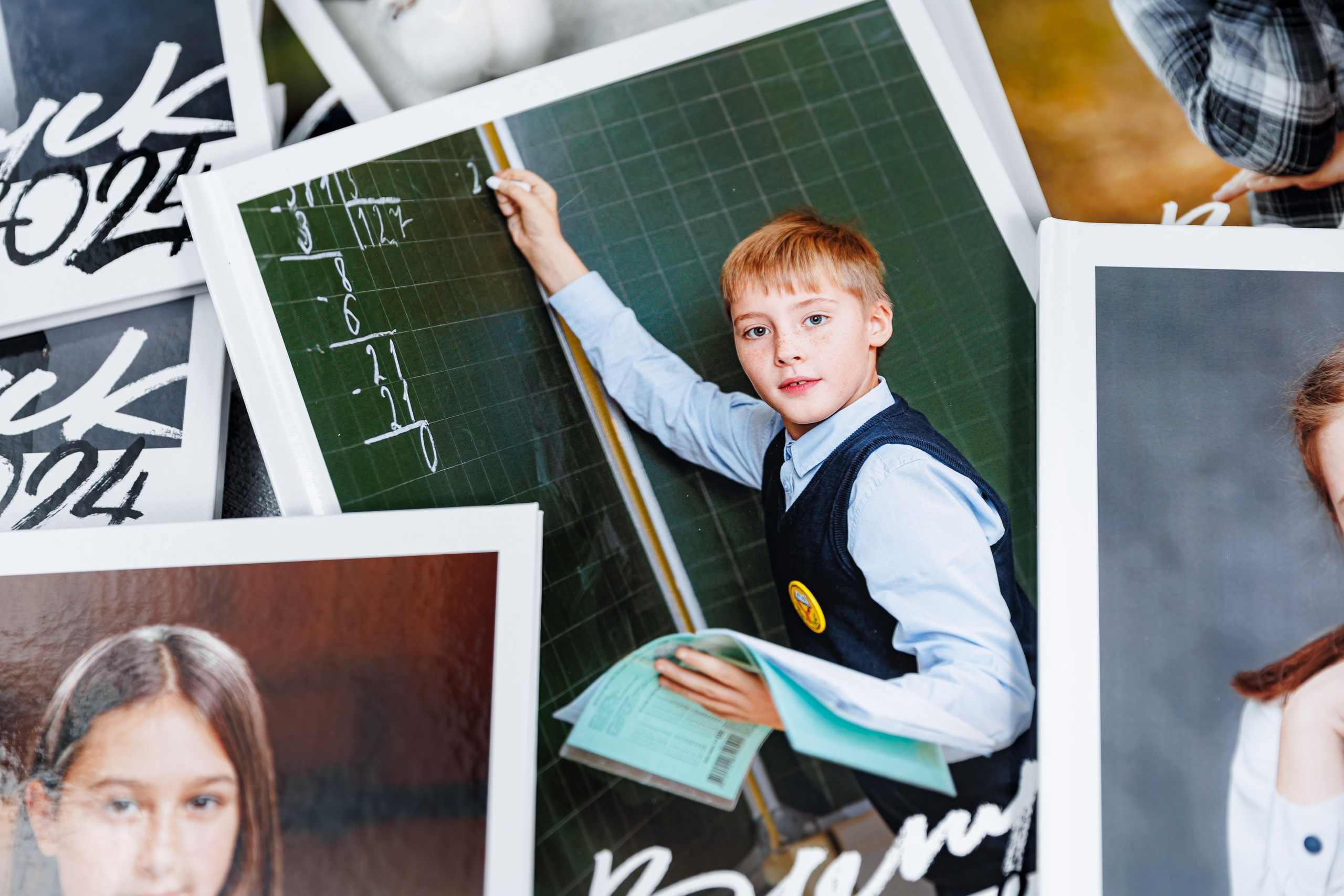 Выпускные альбомы 4 класс. Семейный и детский фотограф Комина Елена, Власиха, Одинцово