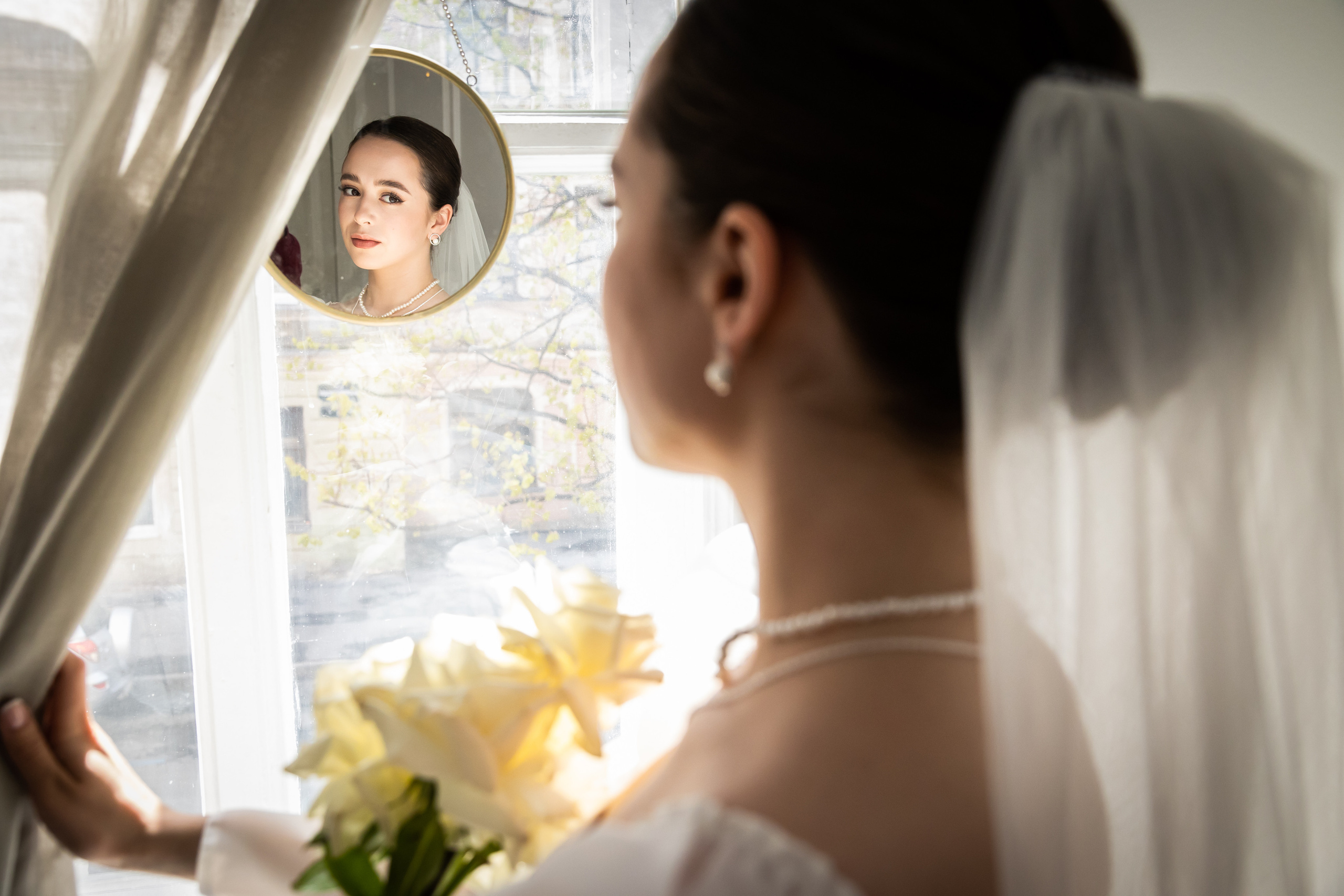 Красивая невеста с букетом. Утро свадьбы. Винтажное фото