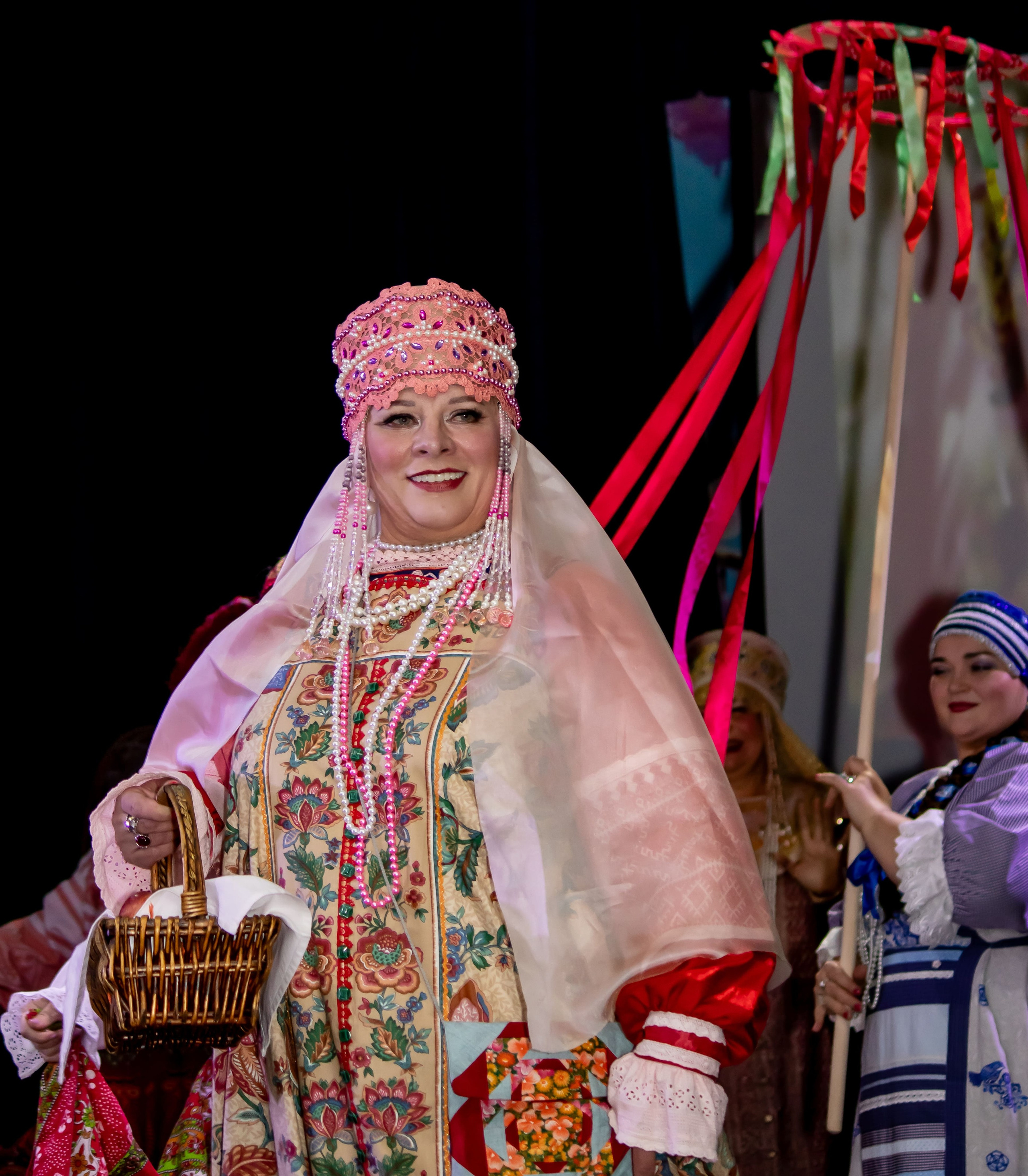 Исполнительница в национальном наряде на фестивале «Красная площадь» · фотограф Карасёва Елена