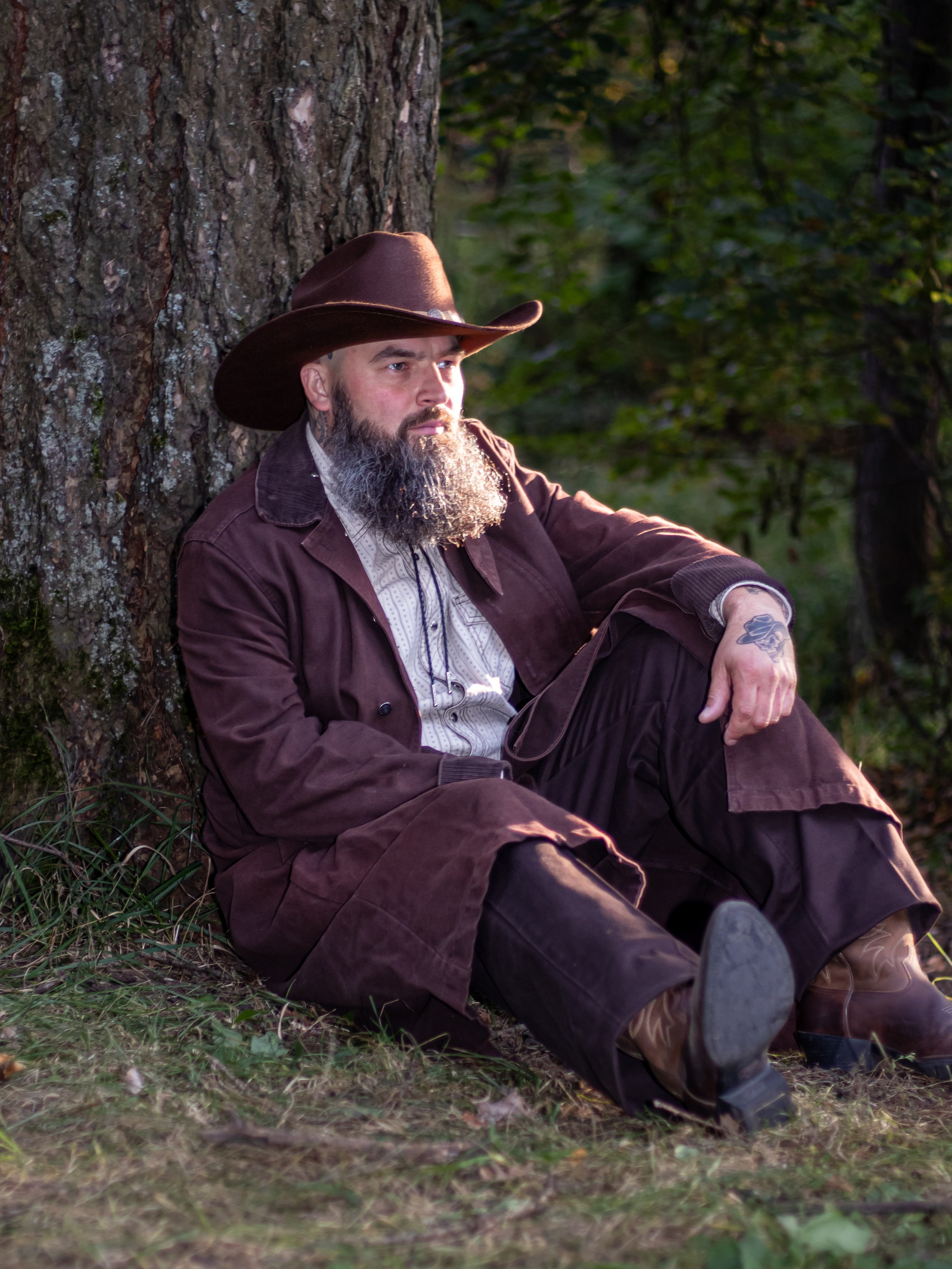 Стильный мужской портрет в лесу на закате