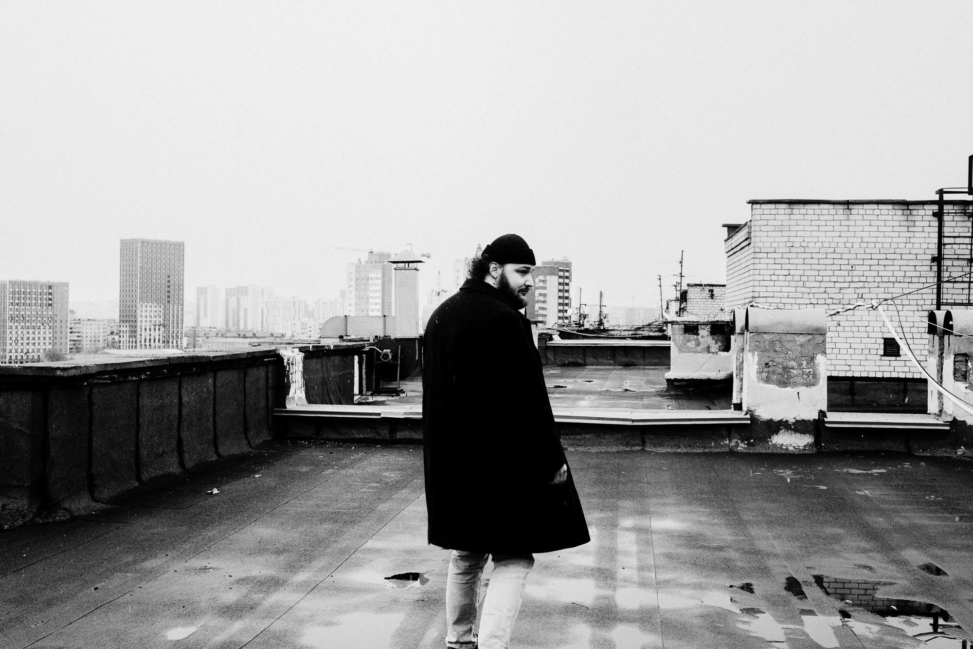 Мужской портрет на крыше в Тюмени Дарья Мустафина. Портретный фотограф Тюмень Дарья Мустафина