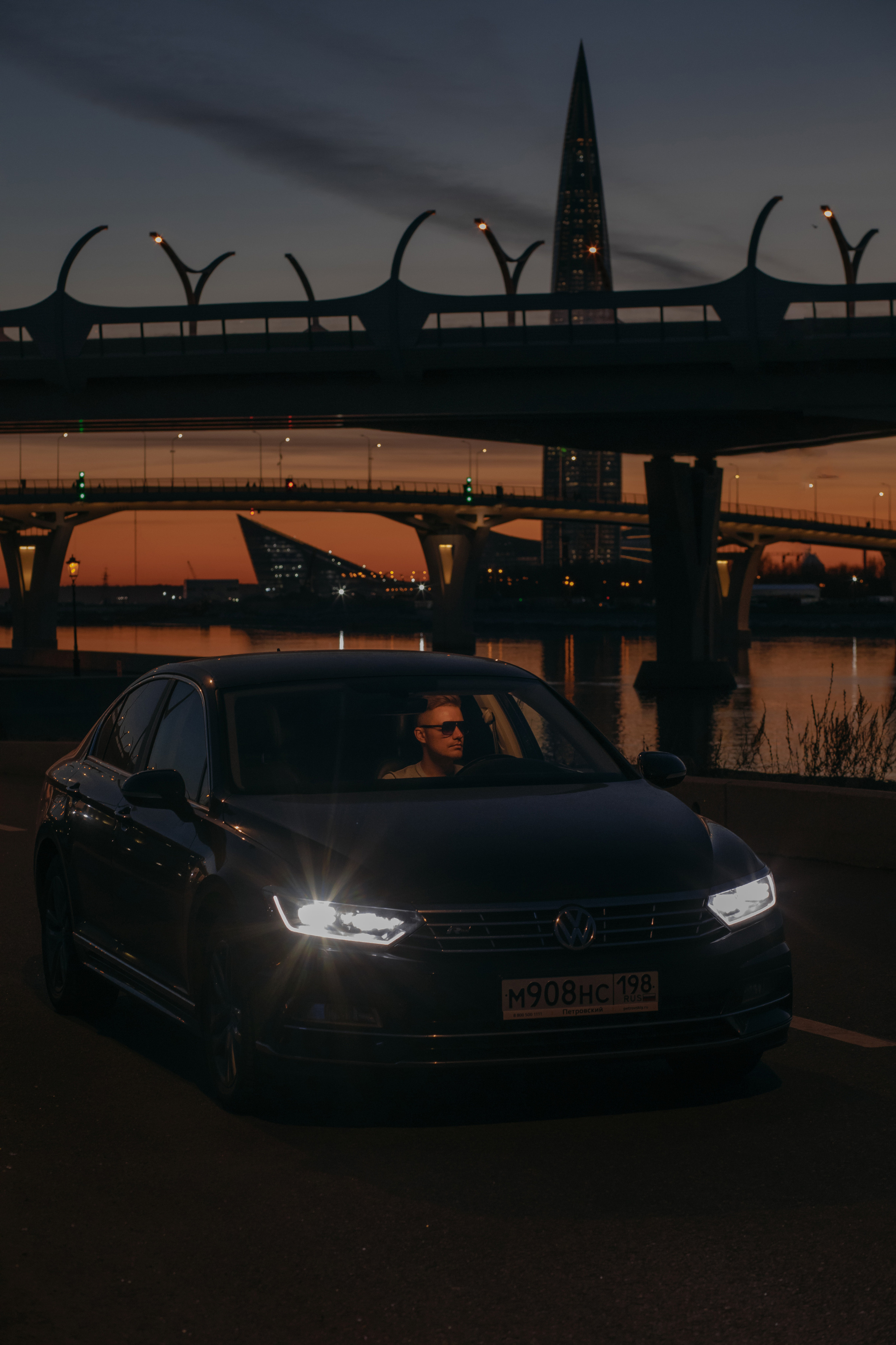 Мужчина в автомобиле, volkswagen passat