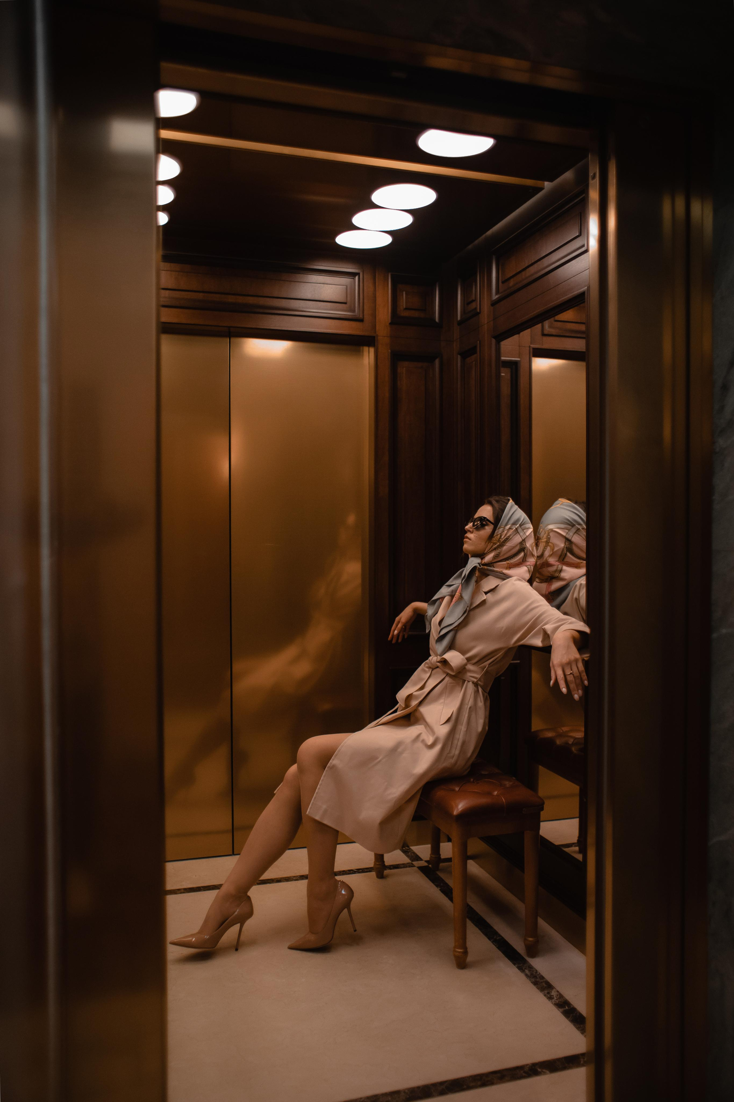 девушка в лифте отеля