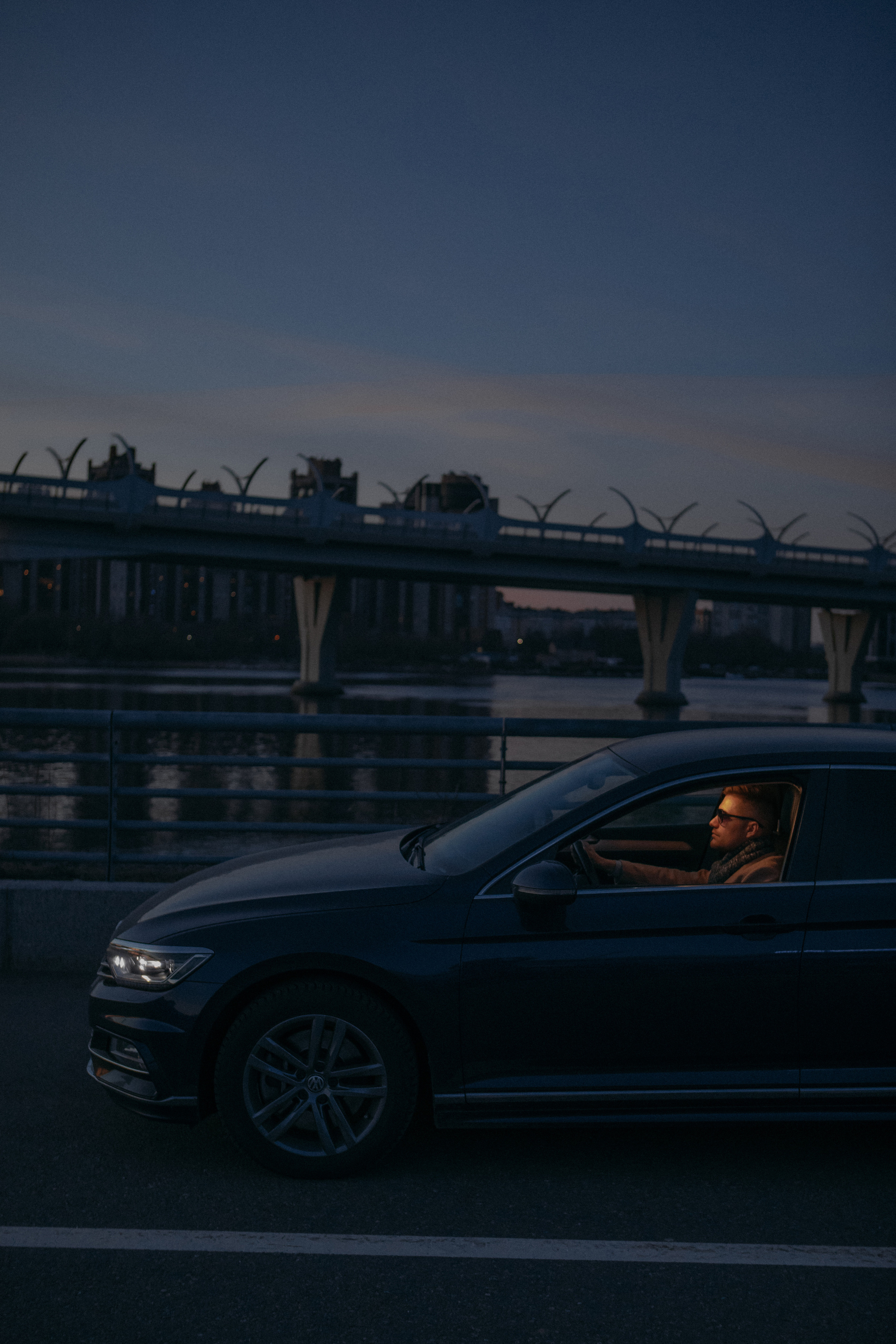 Мужчина в автомобиле, volkswagen passat