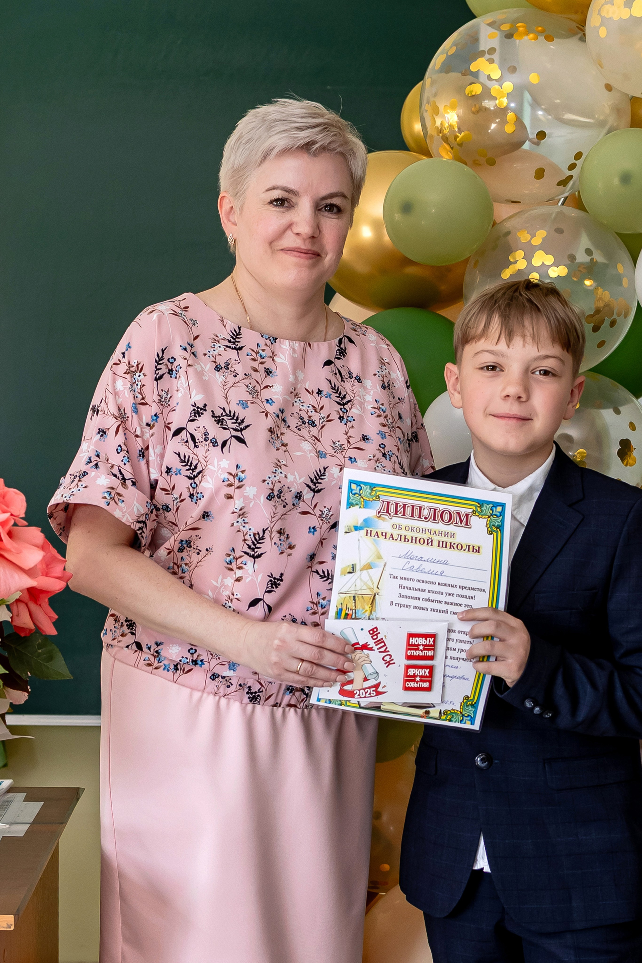 Выпускной в начальной школе в классе. Фотограф и видеограф Москва. Свадебный фотограф, видеограф. Выпускные альбомы. Оживающие альбомы