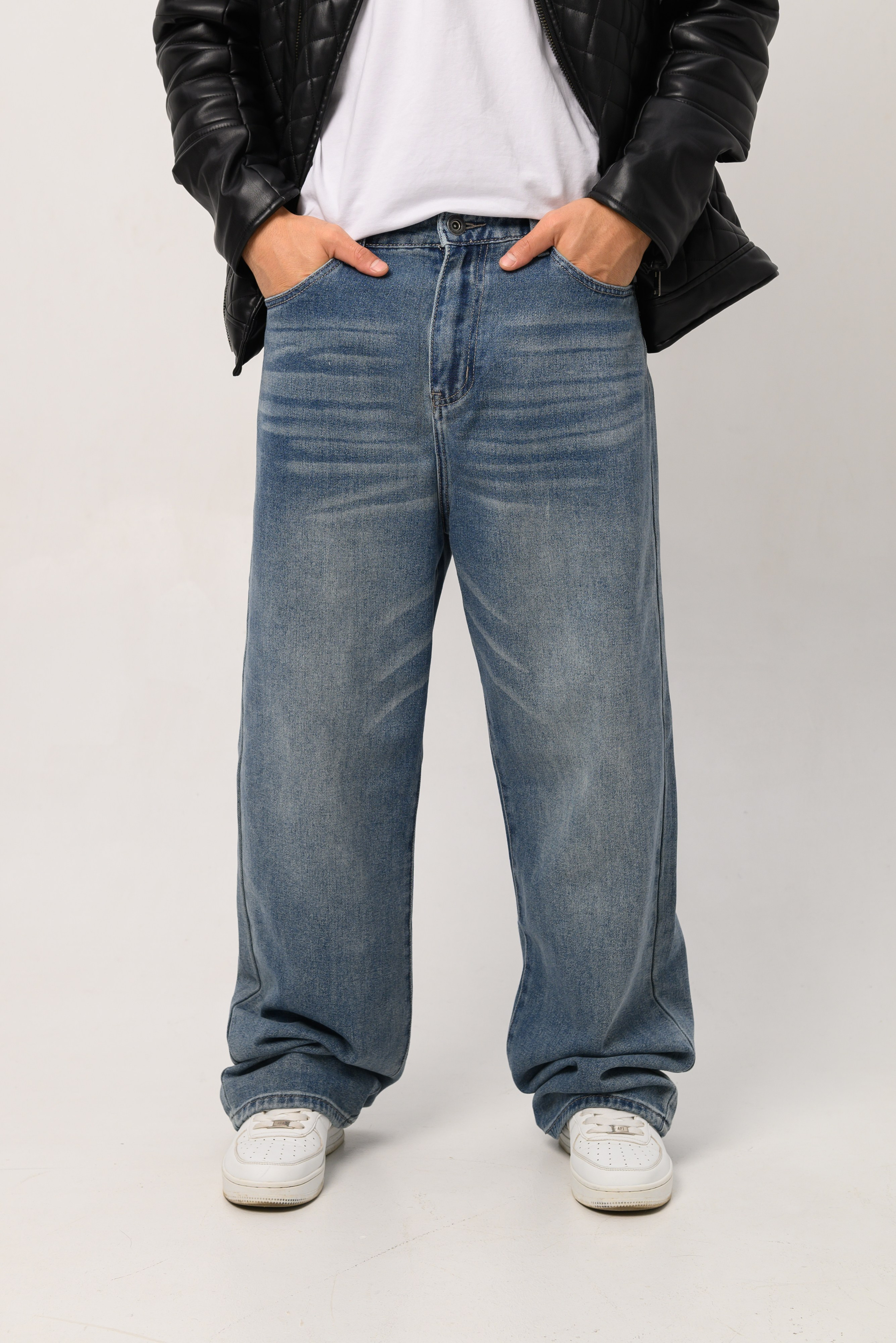 Контент-менеджер WB в магазине мужских джинсов. Фотограф Москва Настя Профотовна. Репортажные, свадебные и контент фотосессии