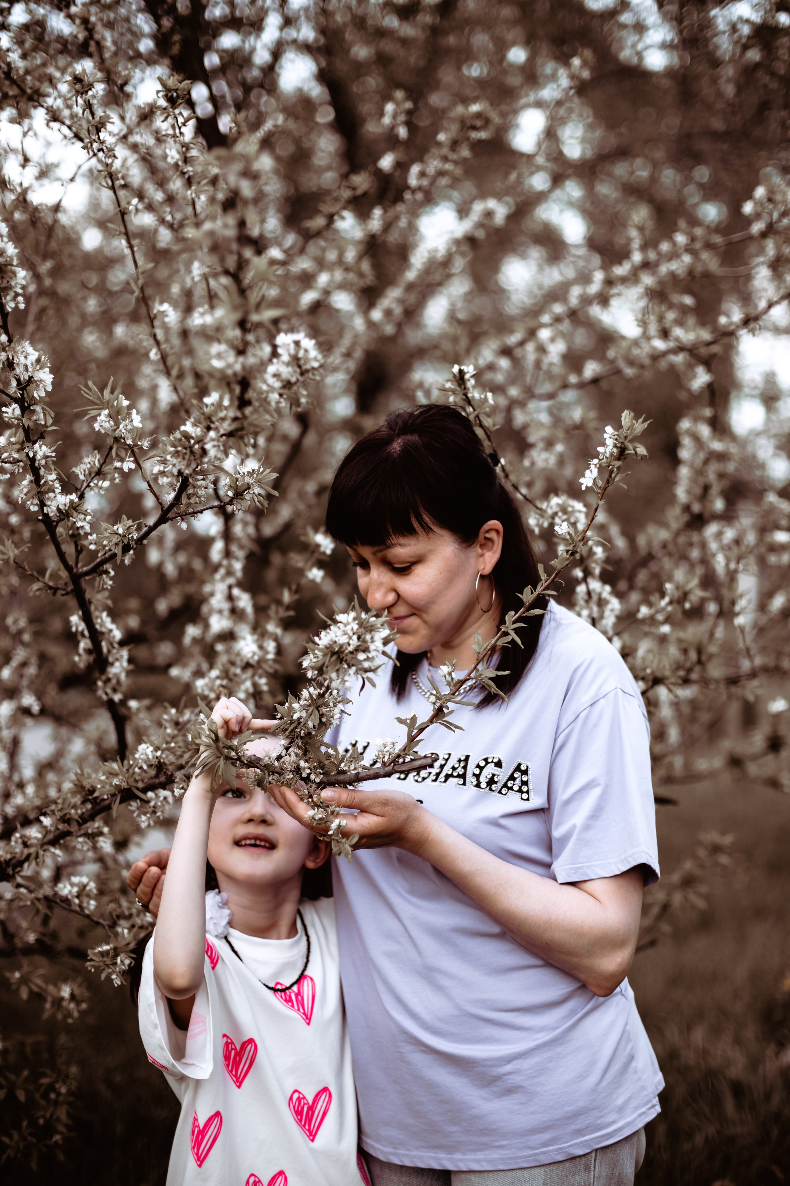 Мадина в цветущем парке. Семейный и детский фотограф в Хабаровске Алевтина Проскурякова