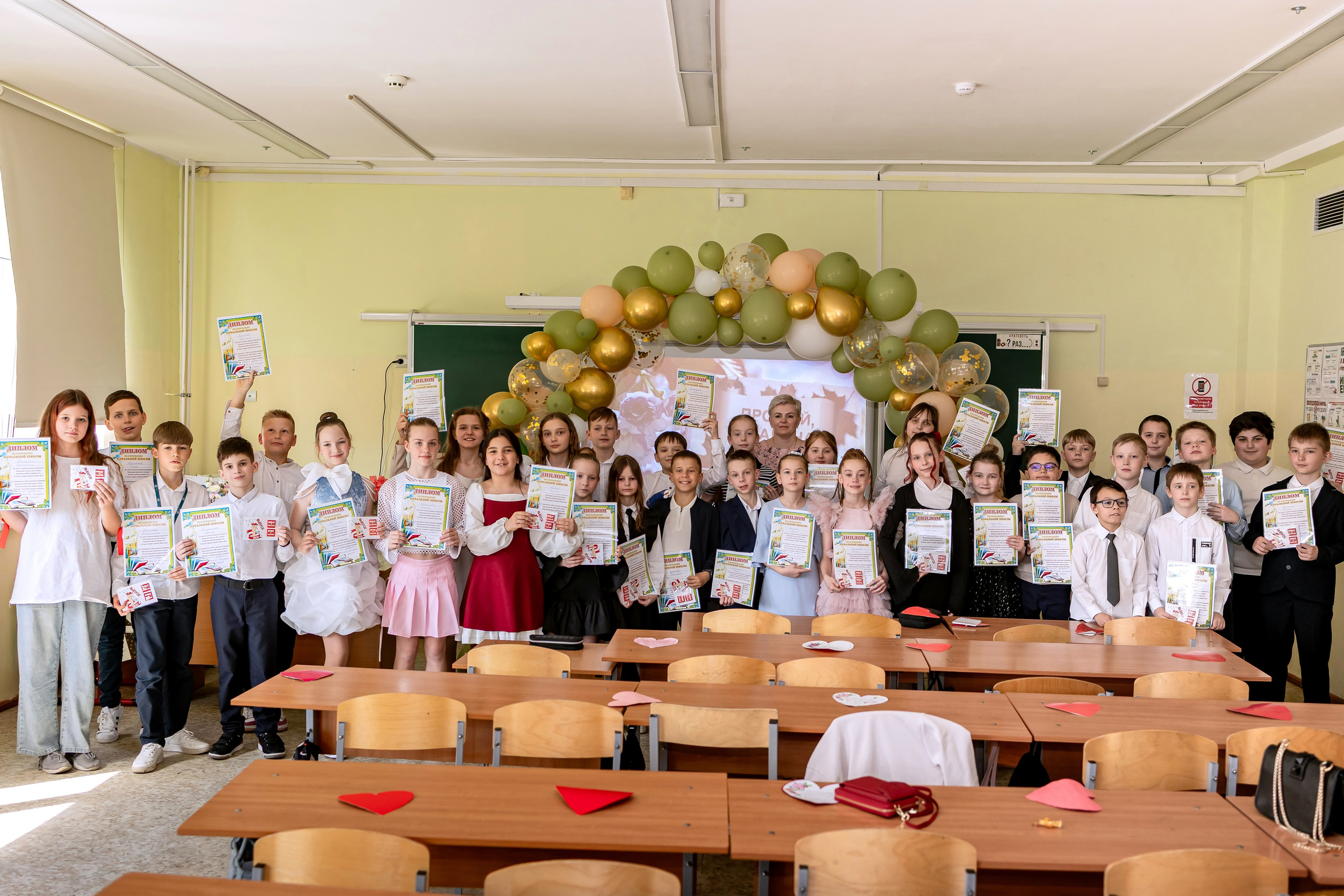 Выпускной в начальной школе в классе. Фотограф и видеограф Москва. Свадебный фотограф, видеограф. Выпускные альбомы. Оживающие альбомы