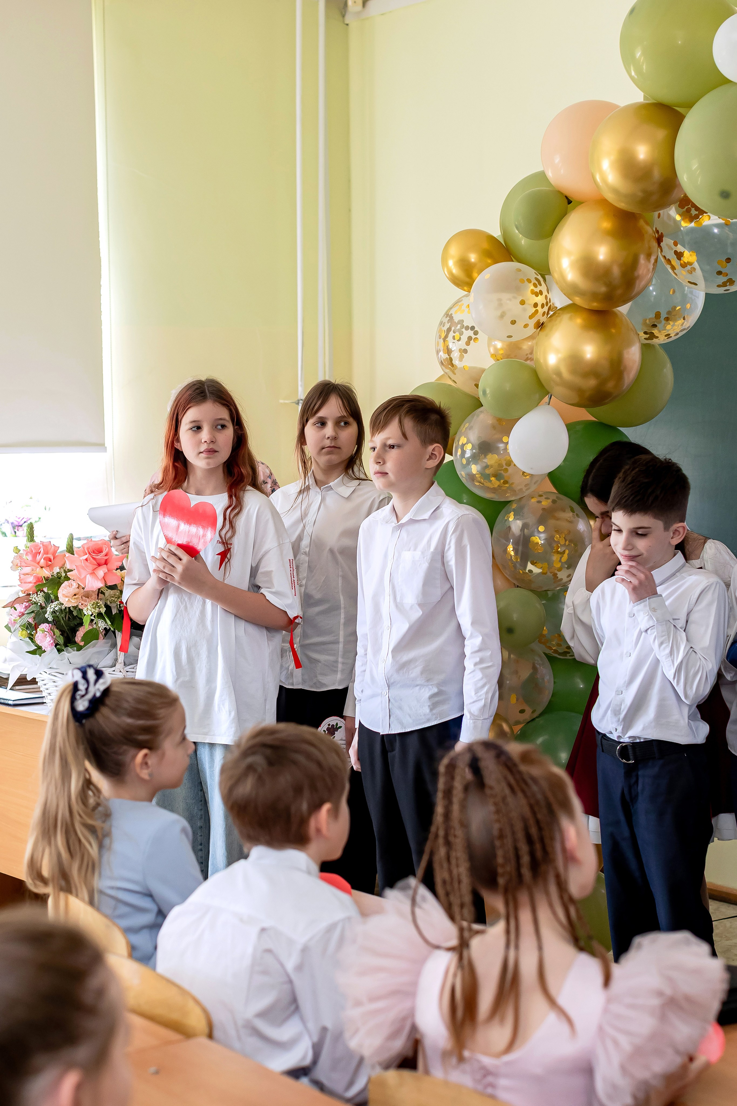 Выпускной в начальной школе в классе. Фотограф и видеограф Москва. Свадебный фотограф, видеограф. Выпускные альбомы. Оживающие альбомы