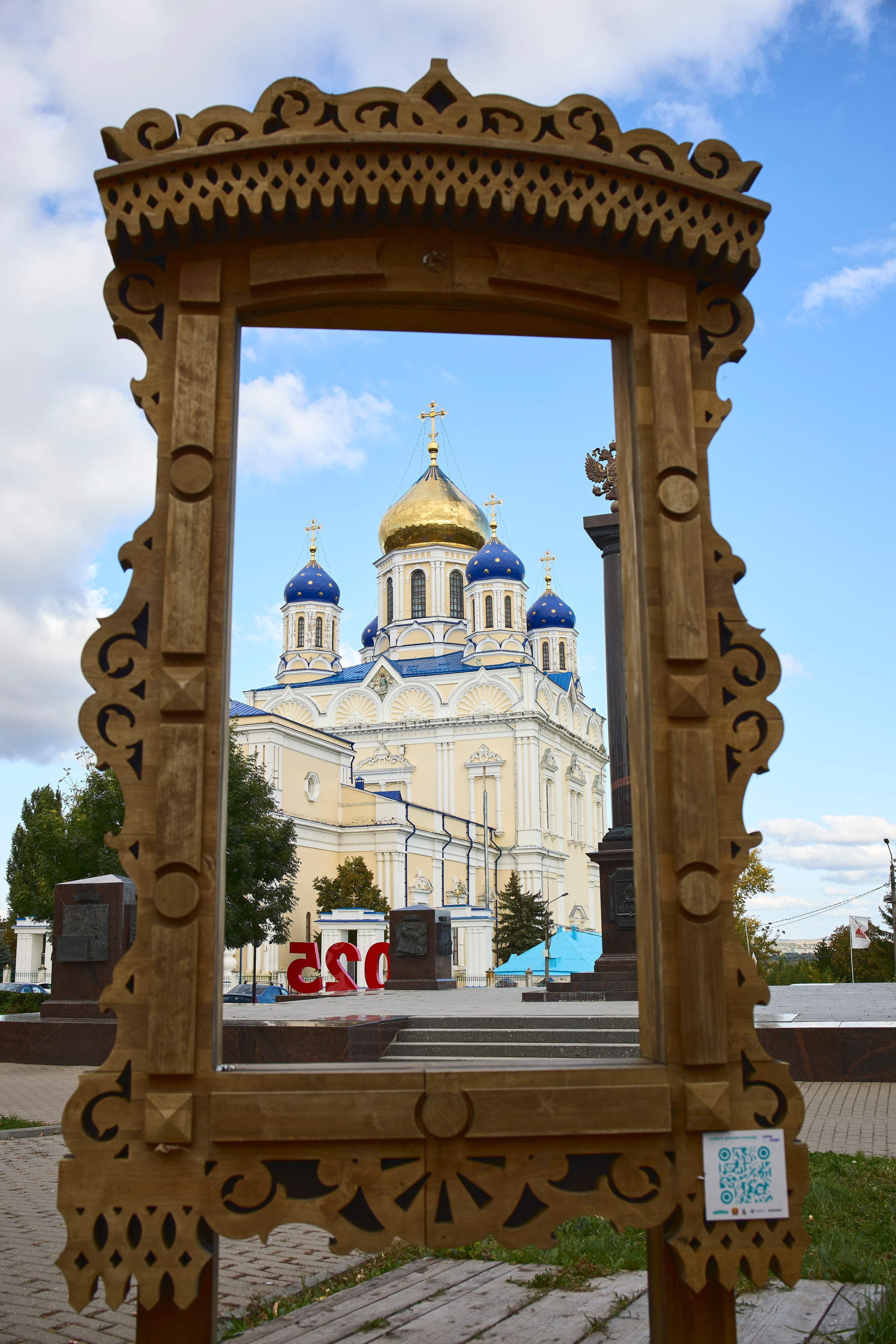 Добро пожаловать в древний Елец — город-крепость, основанный в XII веке, веками защищавший южные рубежи России. Сегодня он славится не только историей, но и культурными событиями, такими как фестиваль «Антоновские яблоки». Этот праздник посвящен творчеству великого русского писателя Ивана Бунина, чьи детские годы прошли в Ельце.Фестиваль «Антоновские яблоки» — это путешествие во времени. Город превращается в бунинскую Россию: на улицах гуляют дамы, гимназисты, купцы, а аромат антоновских яблок и яблочных угощений наполняет воздух.Великокняжеская церковь. Её уникальный хрустальный крест когда-то светился изнутри и сверкал на солнце, создавая неповторимое зрелище.🏛️ Главная духовная жемчужина города — Вознесенский собор, построенный по проекту архитектора Храма Христа Спасителя. Его мощь и величие впечатляют каждого.В каждом городе есть свой «Арбат». Прогуляйтесь по улице Мира (бывшей Торговой) — сердцу купеческого Ельца. Здесь сохранилась атмосфера XIX века. Вы увидите дом-музей Ивана Бунина, где погрузитесь в эпоху писателя.#dzvlog #dzen13 #top #желтаяшапочкаdz #тревел #елец #топ #антоновскиеяблоки