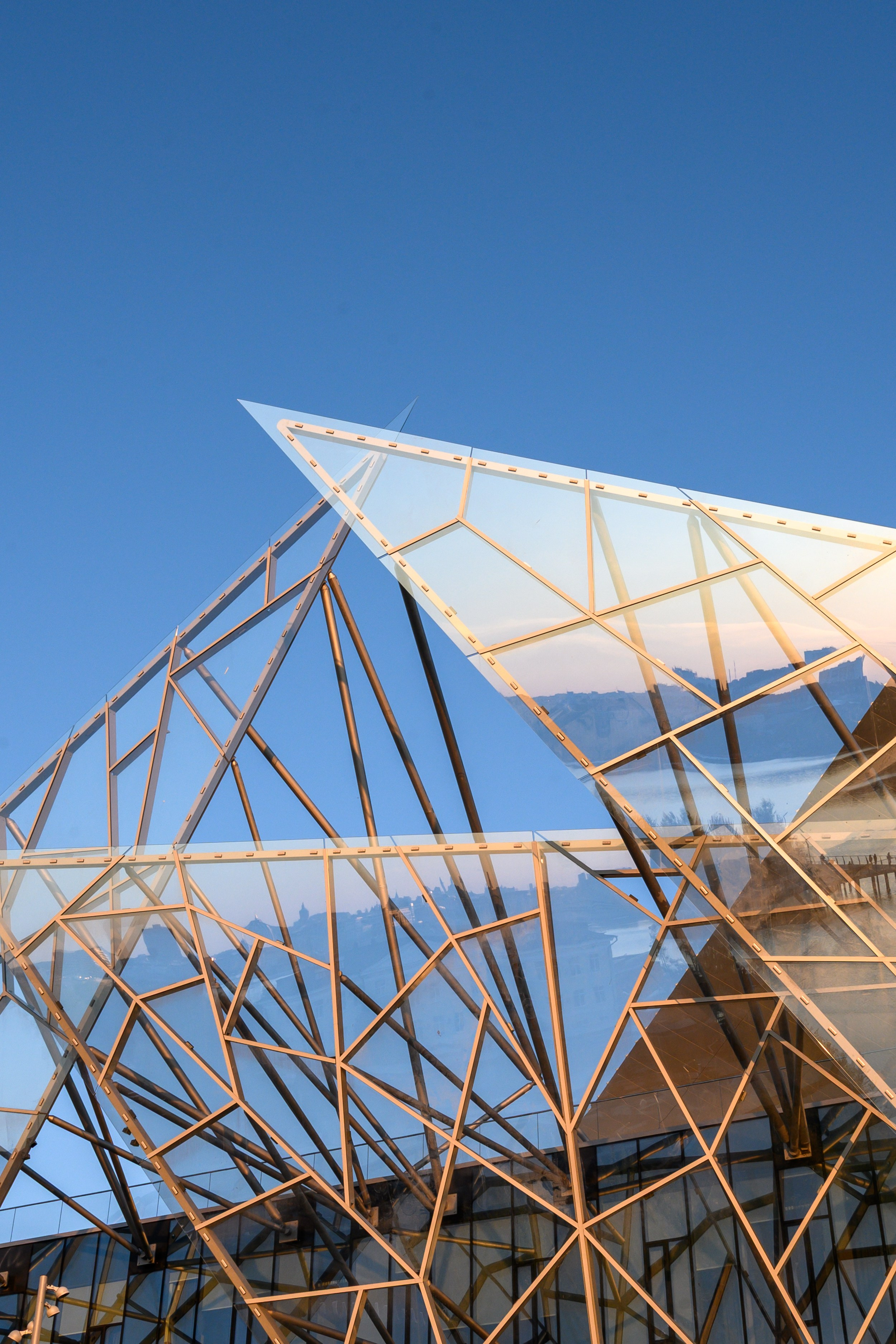 Геометрические формы фасада театра Камала крупным планом