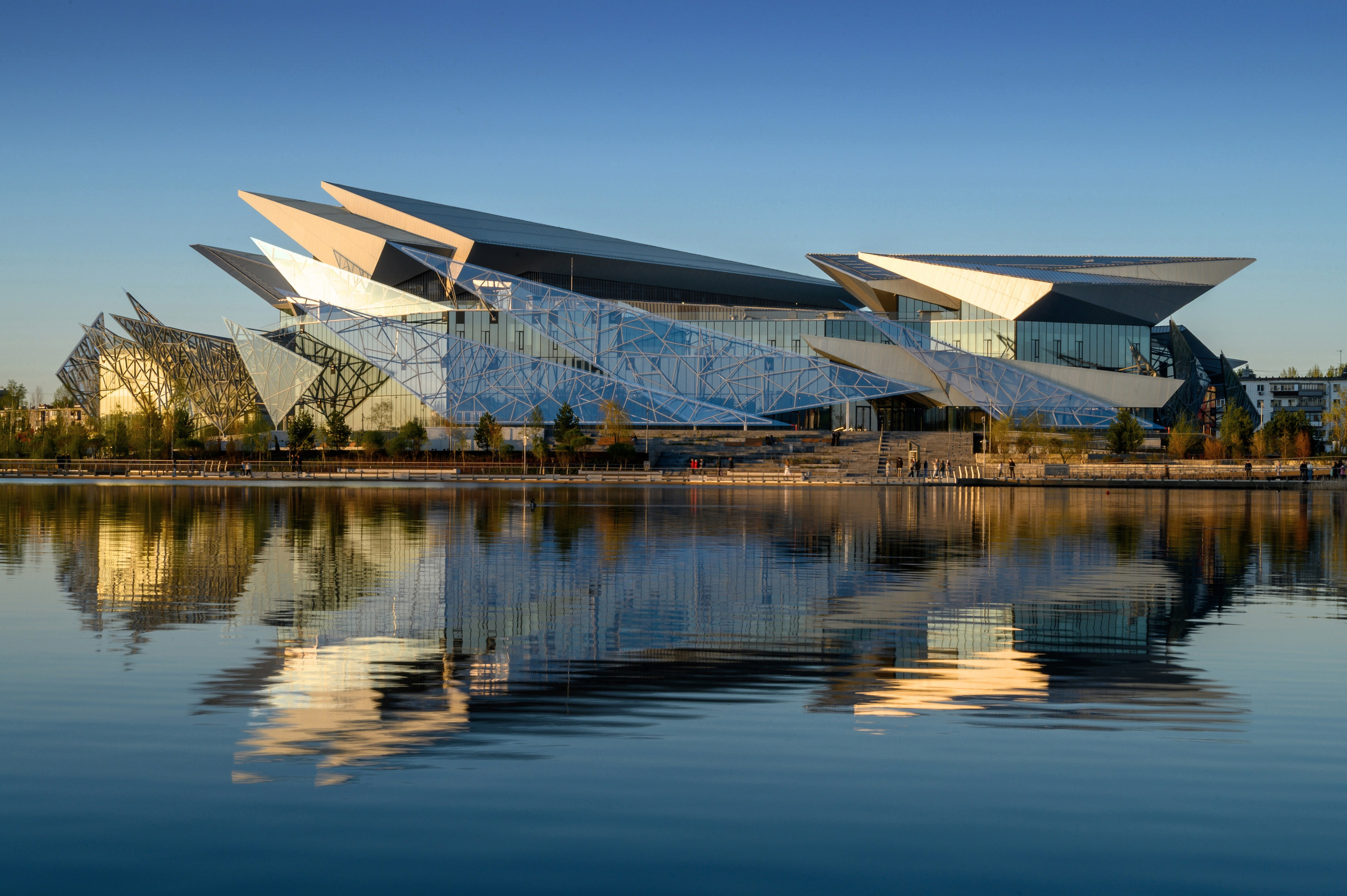 Вид на театр Камала с другой стороны озера Кабан