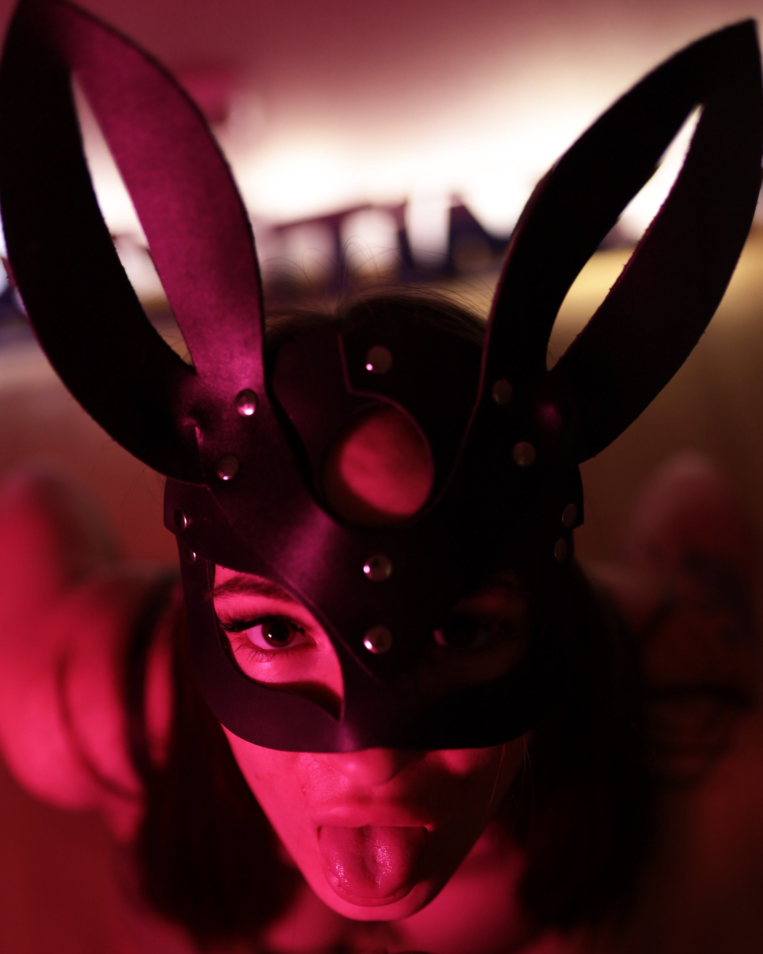 onlyFans фотосессия, женский фотограф Vova-Lap в Москве, девушка в кожаной маске зайчика показывает язык - фото 5