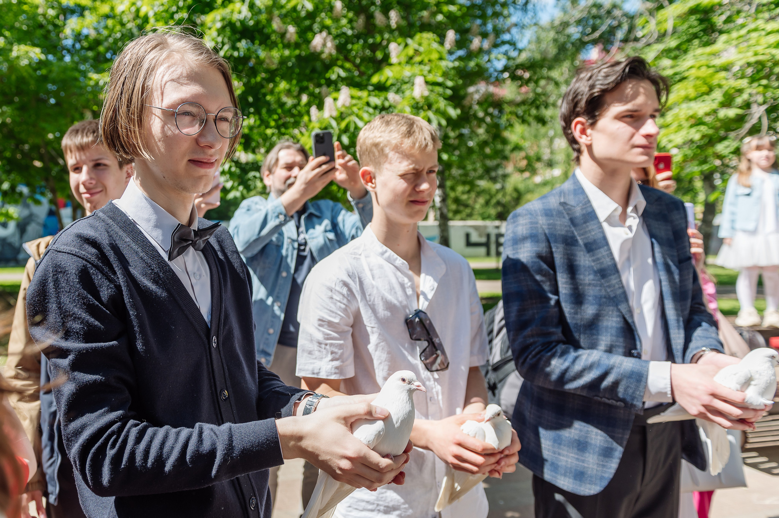 выпуск голубей на школьном выпускном