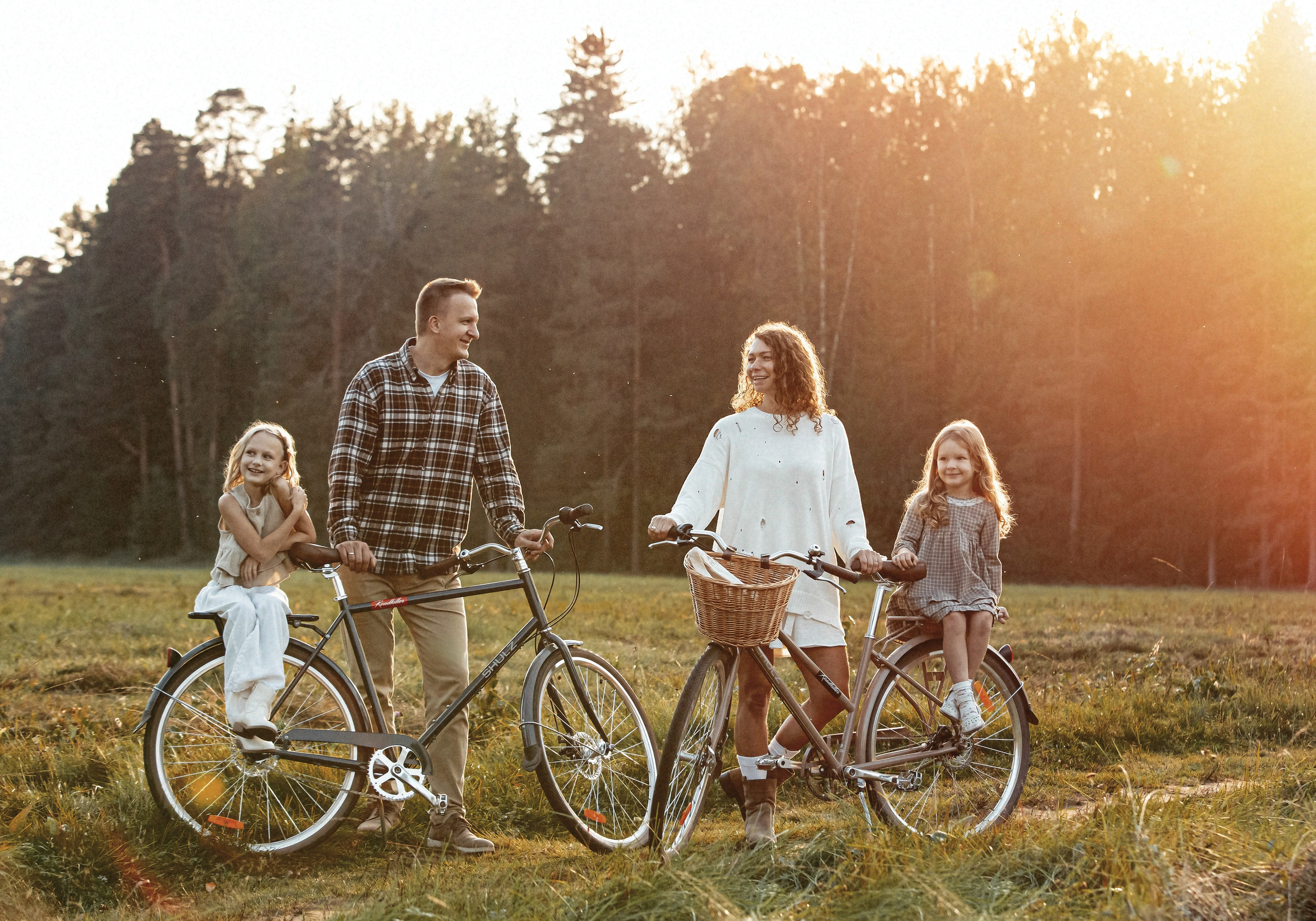 Прогулка в парке на велосипедах на годовщину свадьбы. Свадебный, семейный, детский фотограф в Санкт-Петербурге