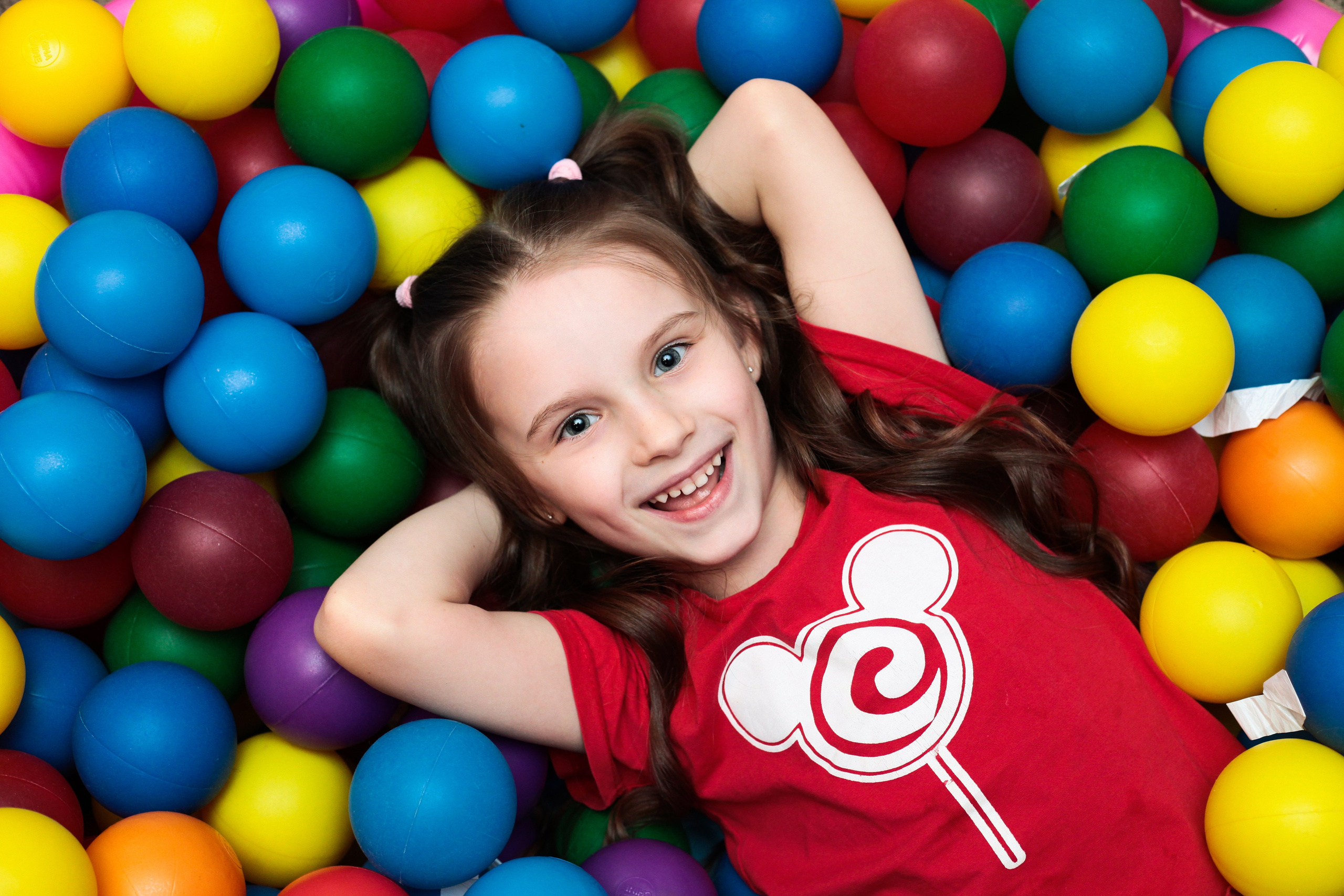 Ребенок на физкультуре в детском саду