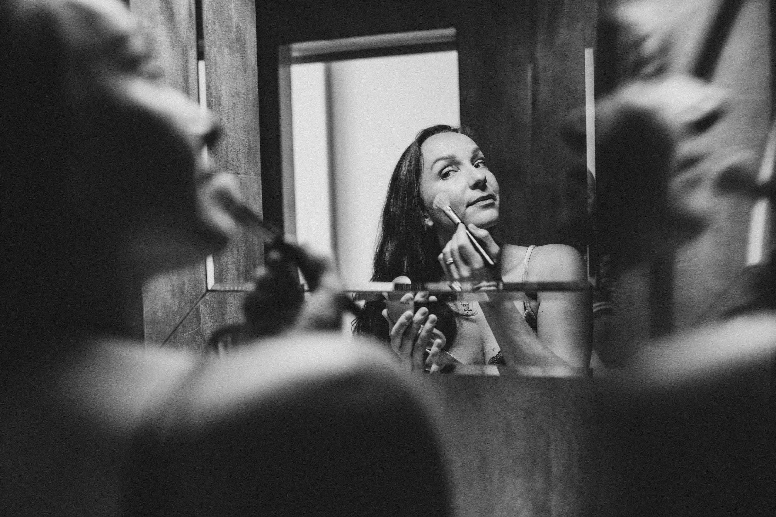 девушка с кистью в отражении в зеркале