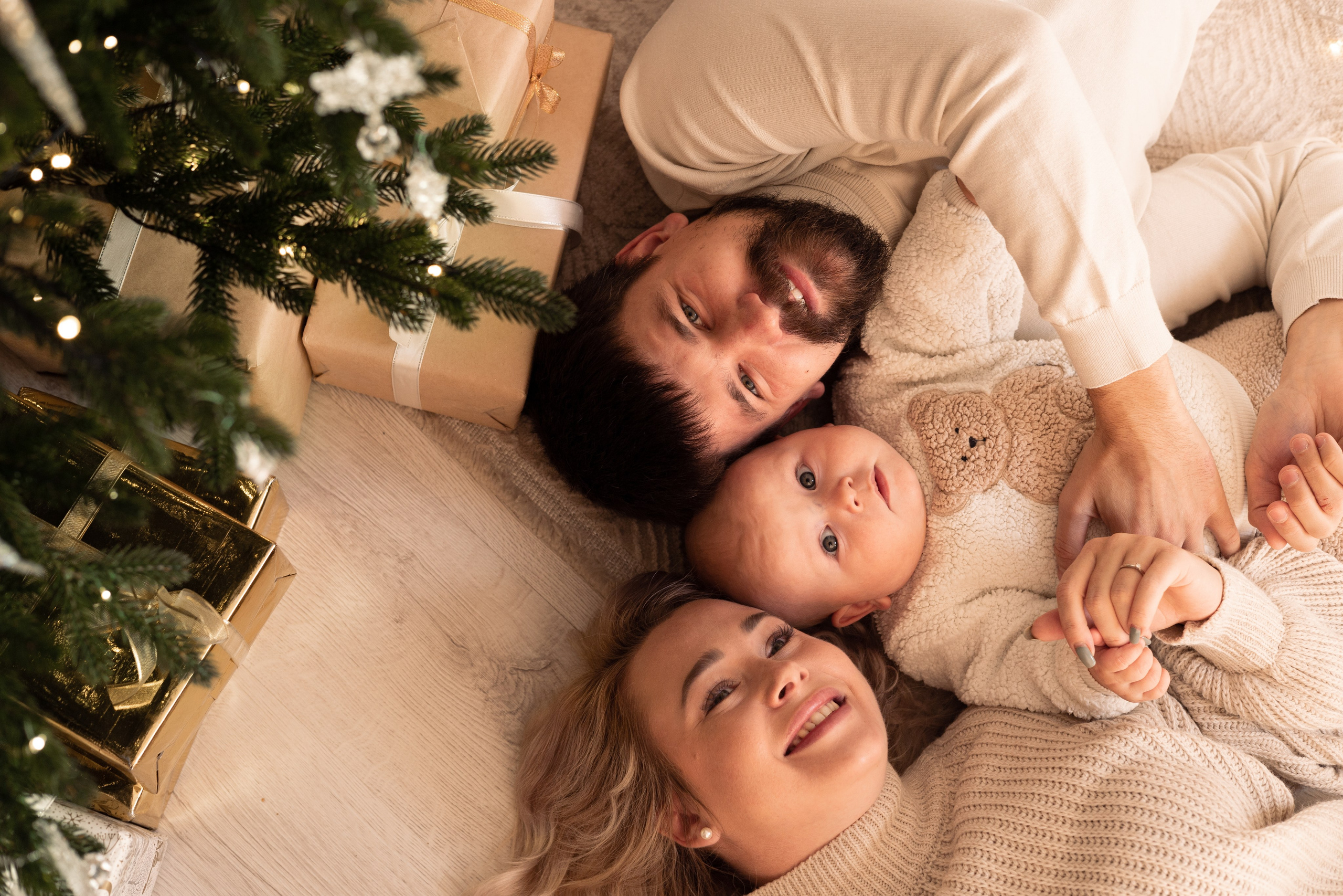 Семья с малышом под елкой