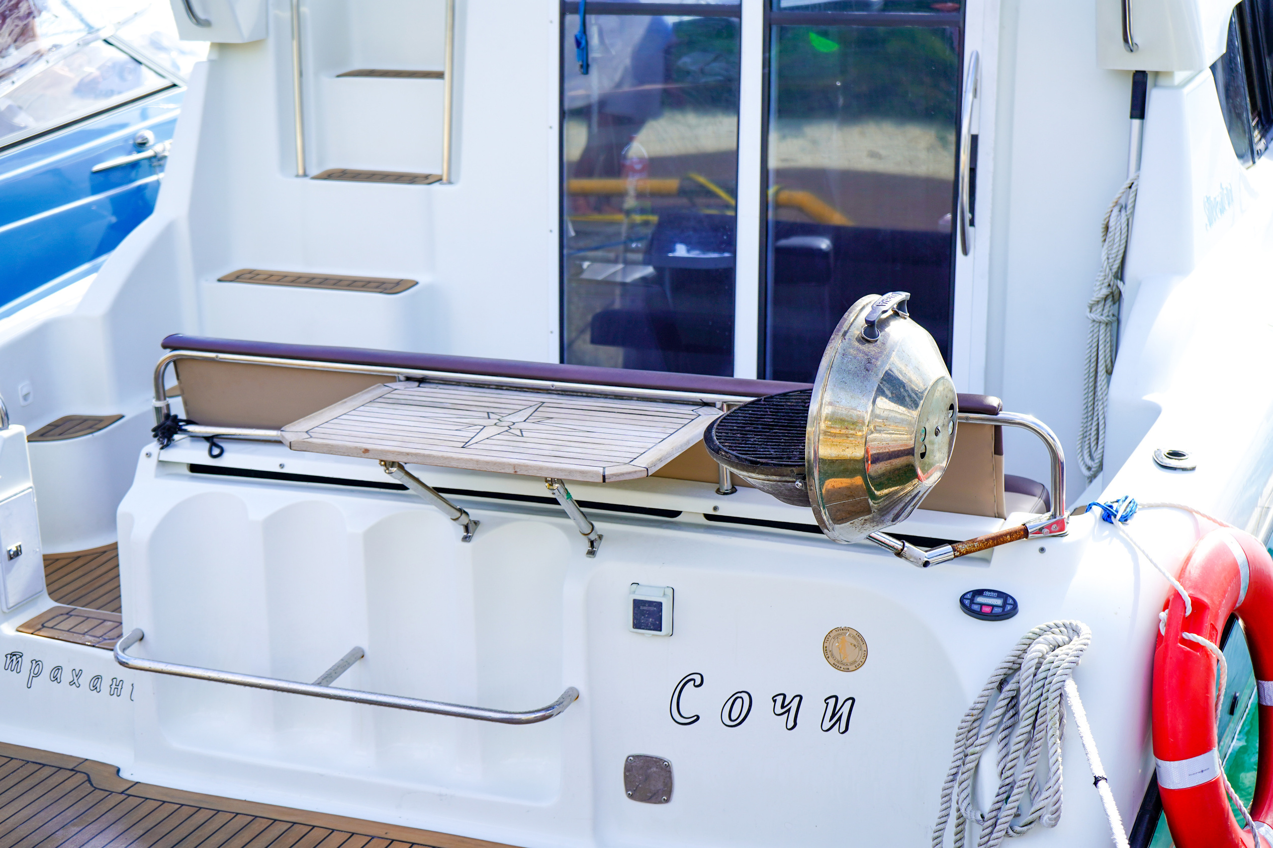 Двухпалубные яхты в Сочи. Аренда Яхт и Катеров в Сочи