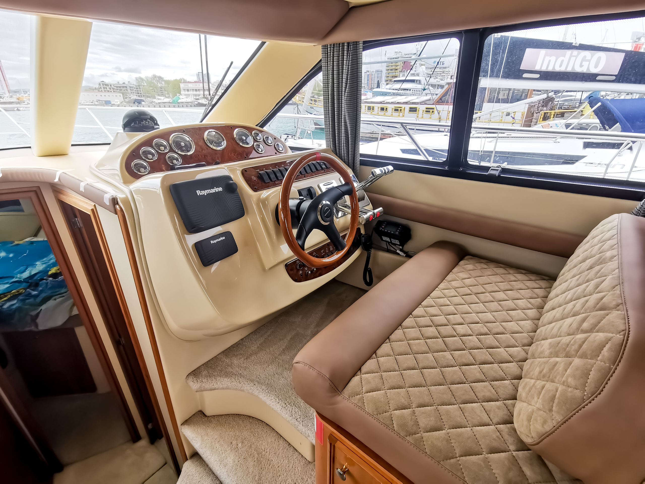 Двухпалубные яхты в Сочи. Аренда Яхт и Катеров в Сочи