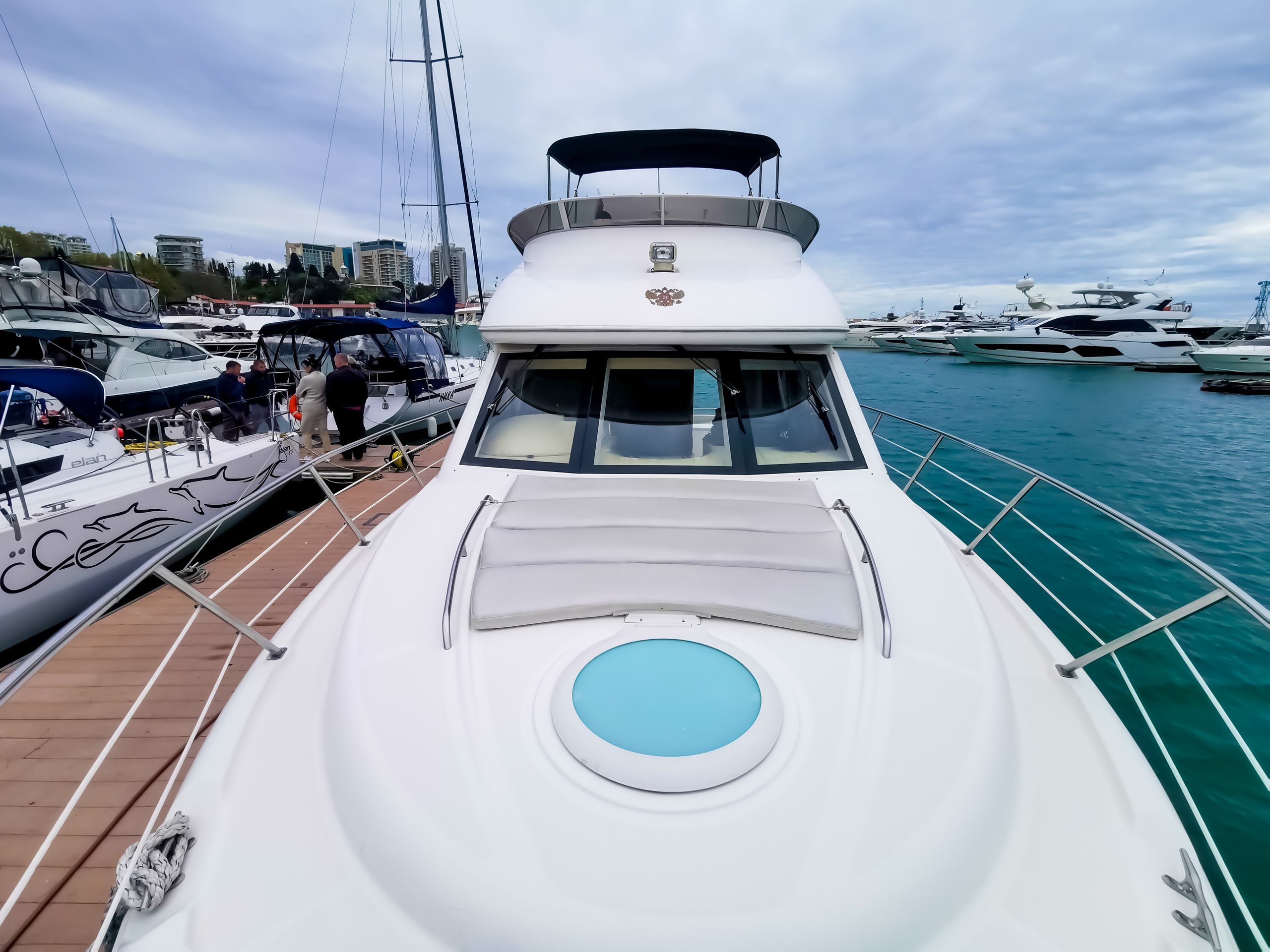 Двухпалубные яхты в Сочи. Аренда Яхт и Катеров в Сочи