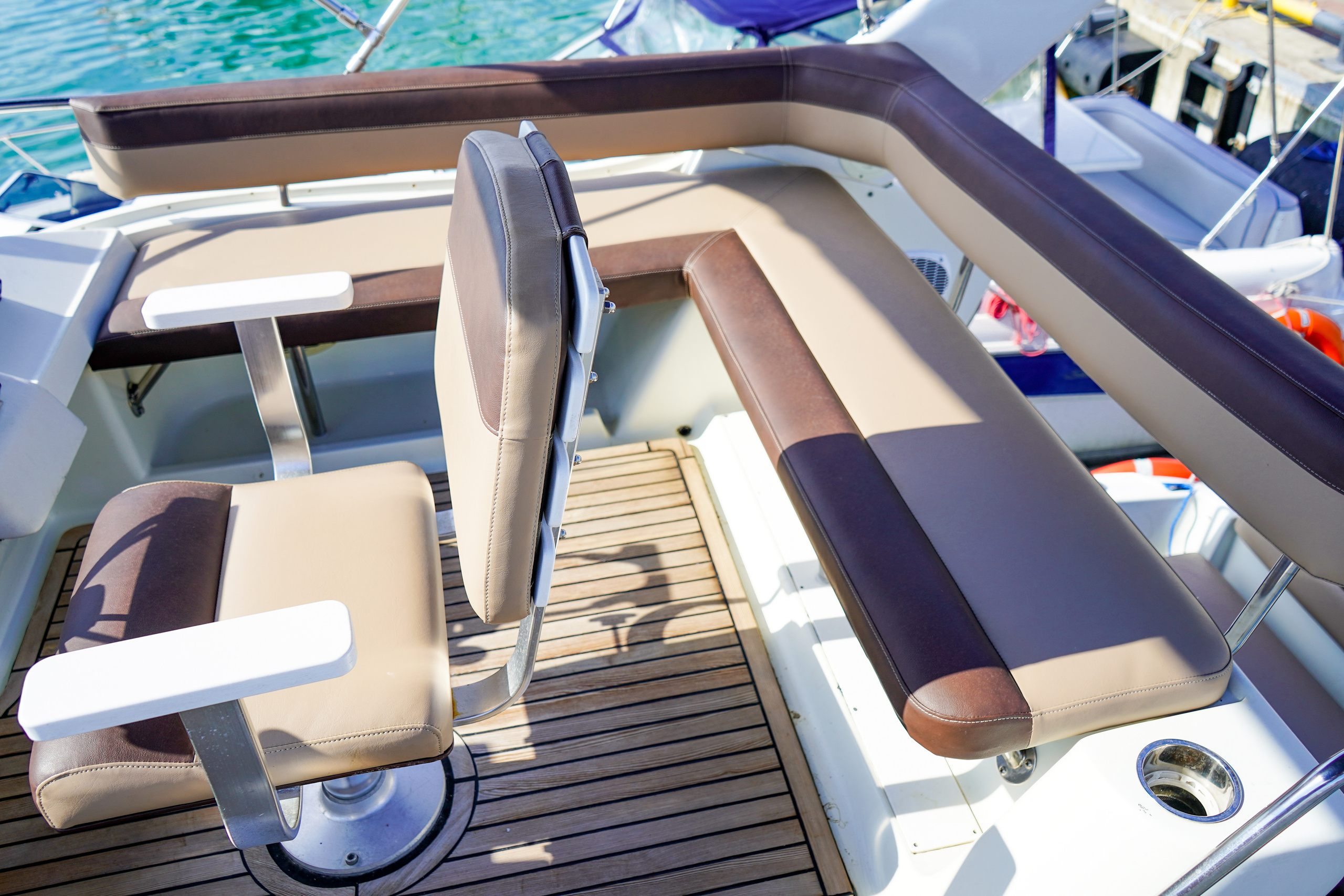 Двухпалубные яхты в Сочи. Аренда Яхт и Катеров в Сочи