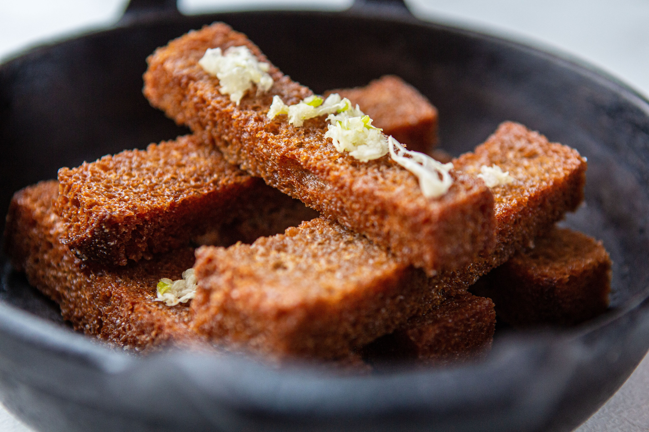 Гренки из черного хлеба, обжаренные во фритюре. Подаются с соусом