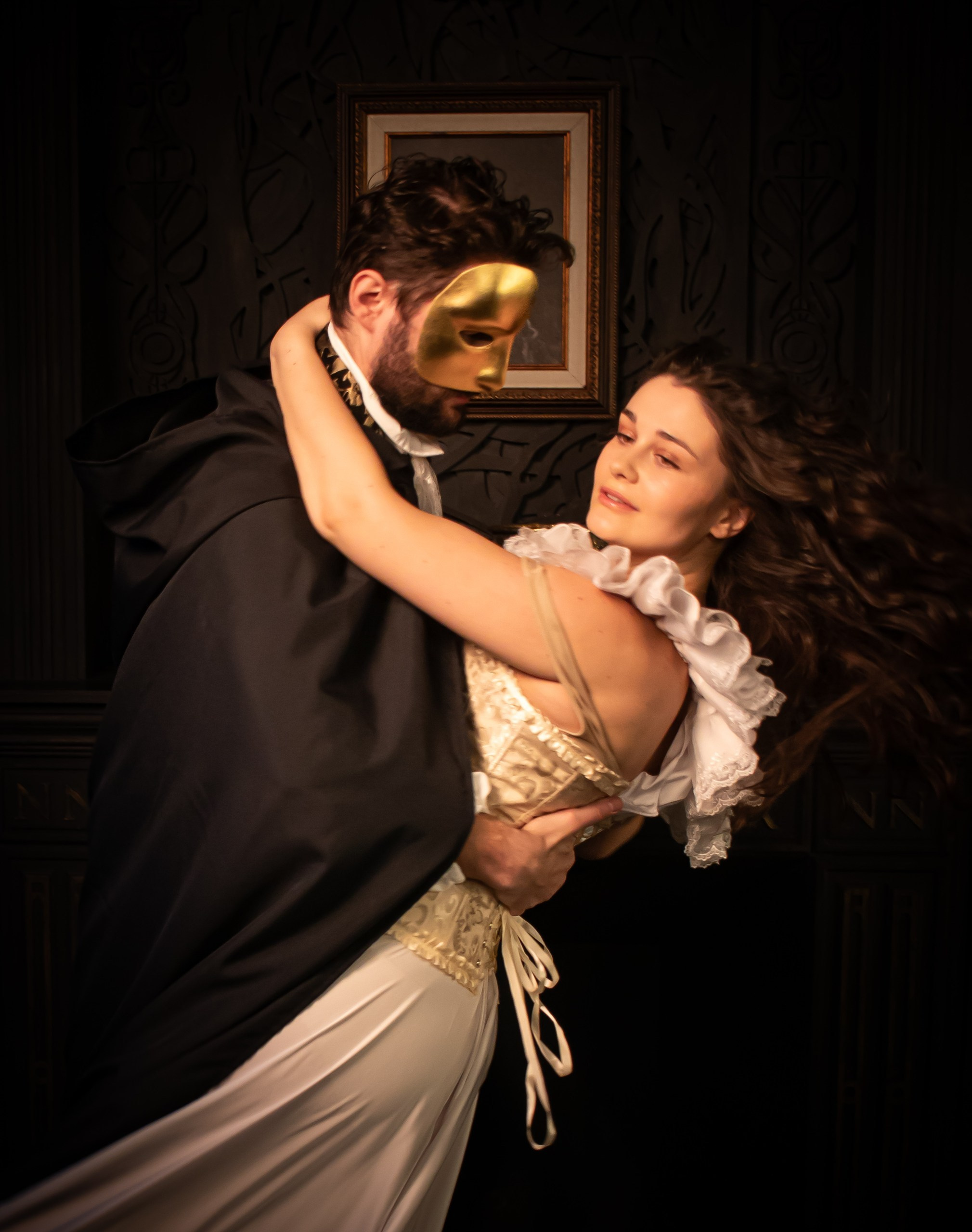 Пара в танцевальном движении в винтажном интерьере, Love Story в стиле Призрак Оперы, фотограф Карасёва Елена
