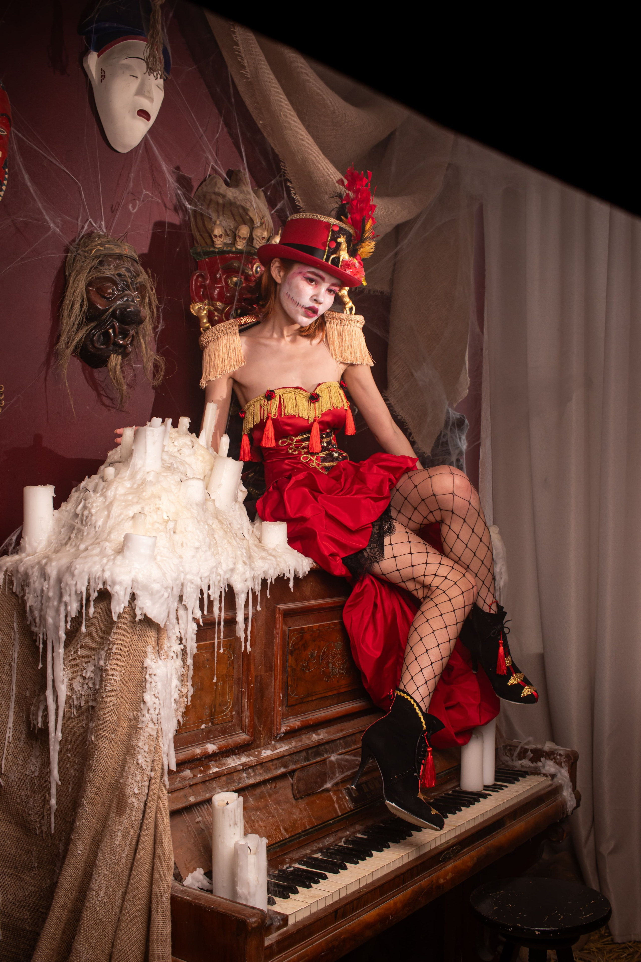 Красный костюм и цирковой декор — арт-съёмка Карасёва Елена